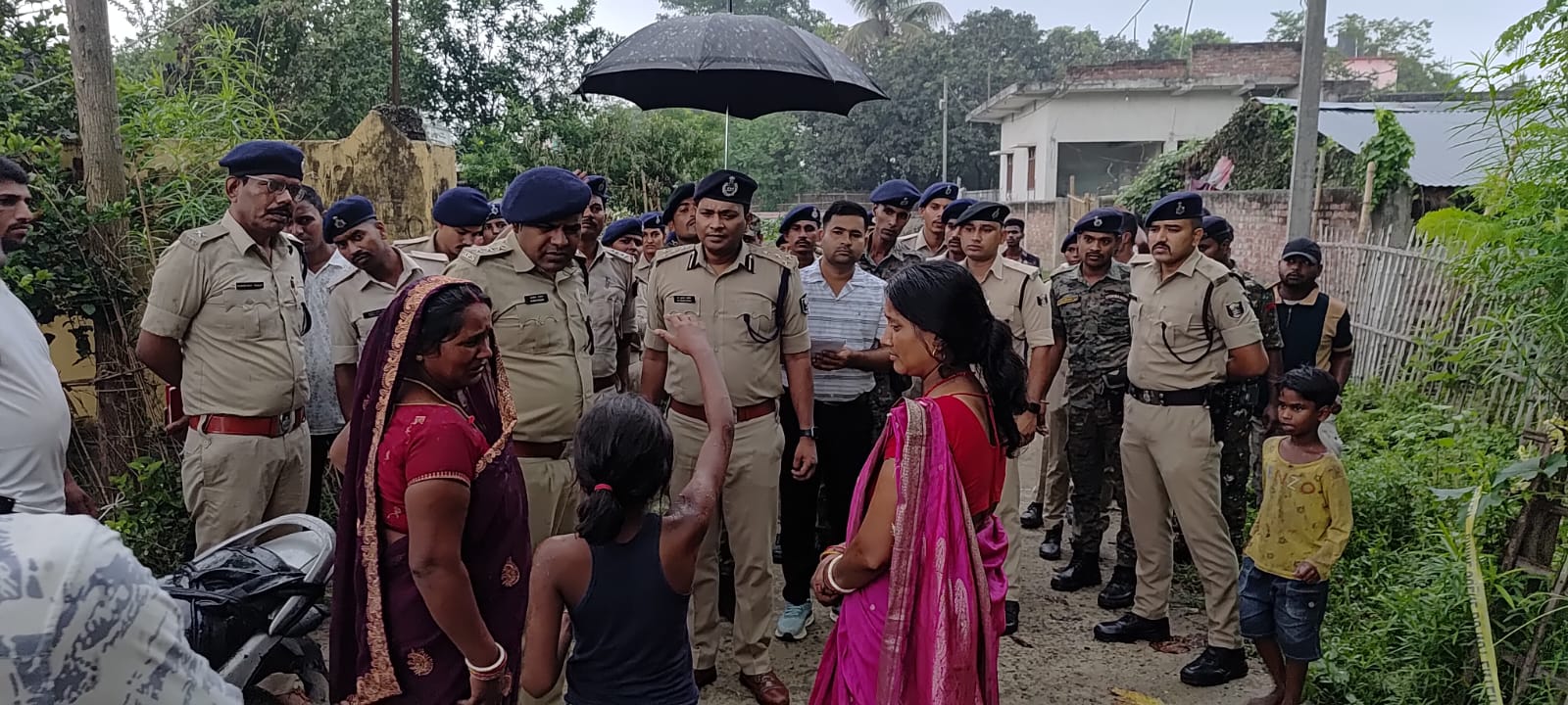 सुपौल के परसरमा में मासूम की हत्या, DIG ने पीड़ित परिवार से मिलकर दिया सख्त कार्रवाई का भरोसा
