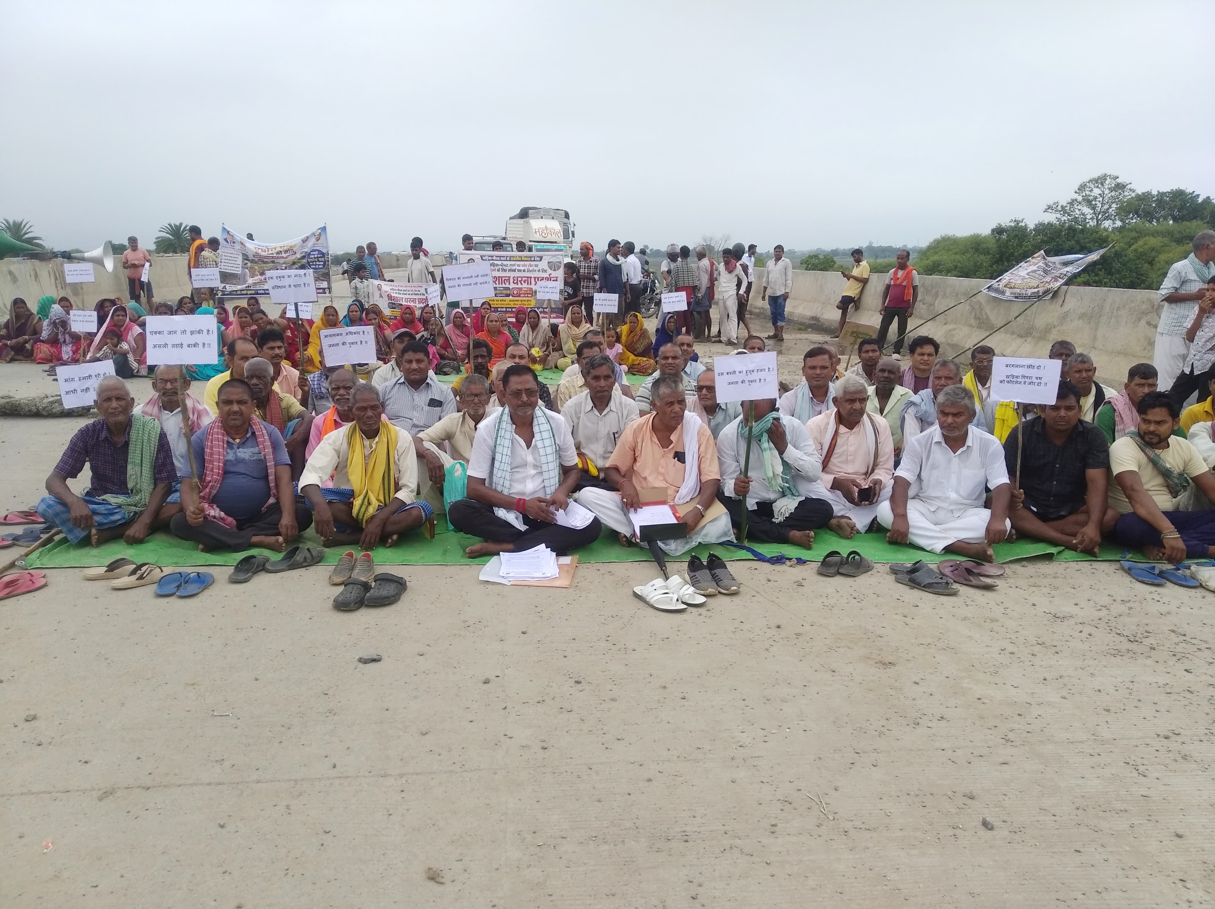संपर्क पथ की मांग पर घोरघाट में फूटा ग्रामीणों का गुस्सा, NH-80 व फोरलेन किया जाम, घंटों जाम में फंसे रहे वाहन
