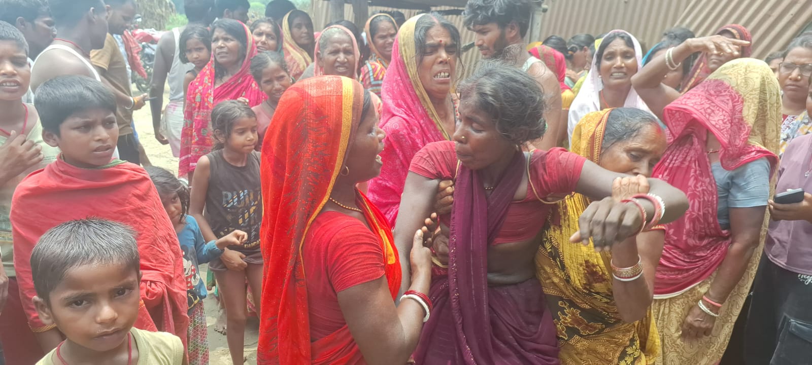 ट्रैक्टर पलटने से किसान की मौत, खेत में मक्का का पुआल काटने के दौरान हुआ हादसा