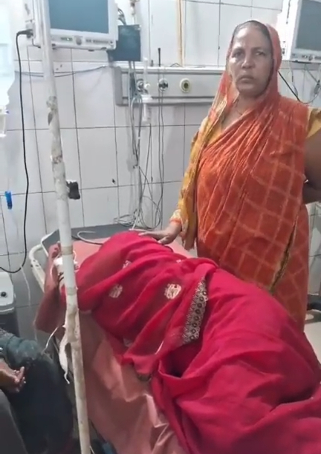 खगड़िया में पति ने पत्नी को बोरे में बंद कर सड़क किनारे फेंका, 2 साल के बेटे को भी छोड़ा, राहगीरों ने बचाई जान