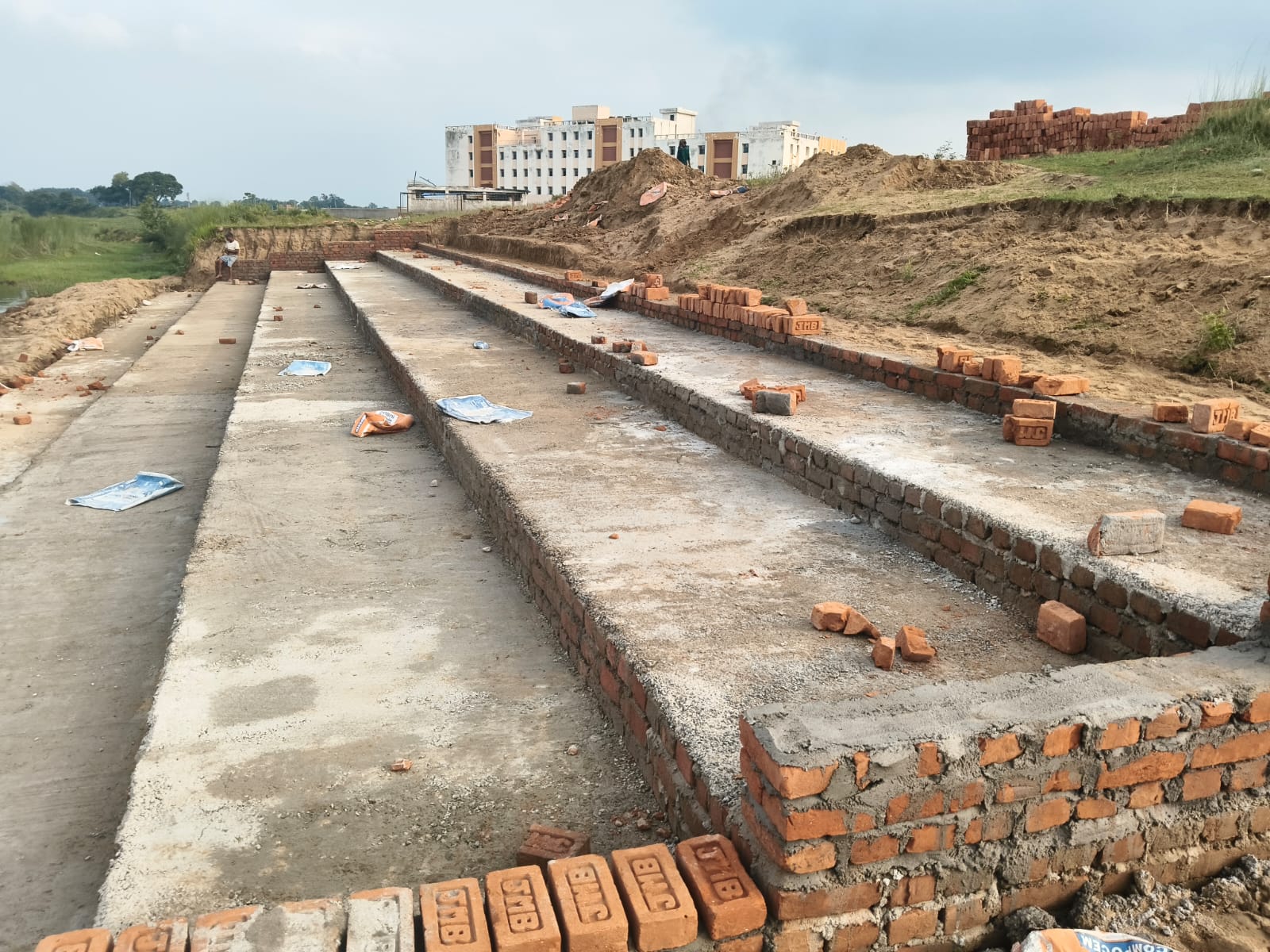 गिद्धौर में छठ घाट निर्माण में महालूट: घटिया ईंट और बालू के खेल पर भड़के ग्रामीण, बिना शिलापट-बोर्ड के हो रहा लाखों का काम