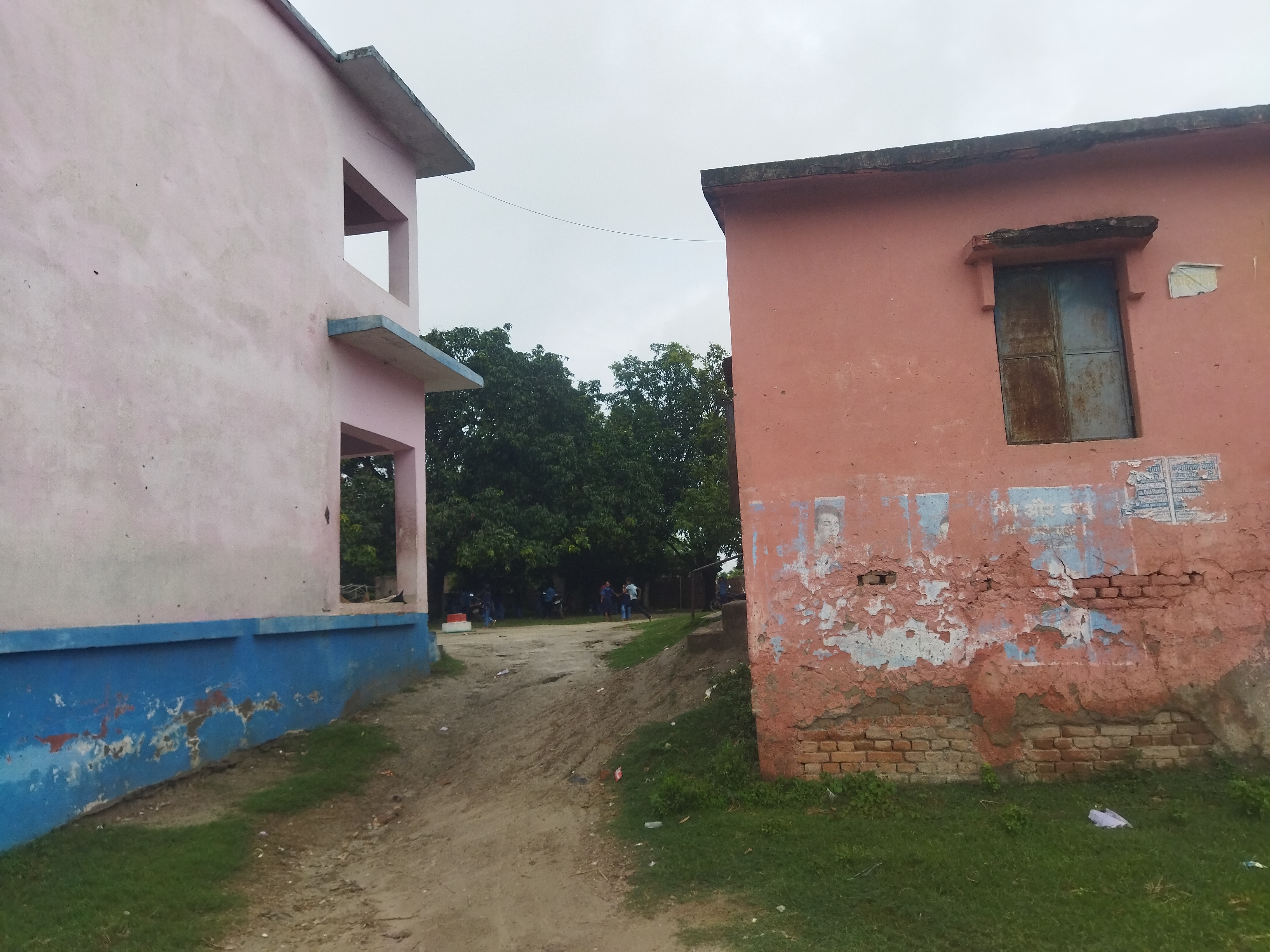 दलित बस्ती के स्कूल में बाउंड्री वॉल का निर्माण अधूरा, बच्चों को संभालने में ही व्यस्त रहते शिक्षक