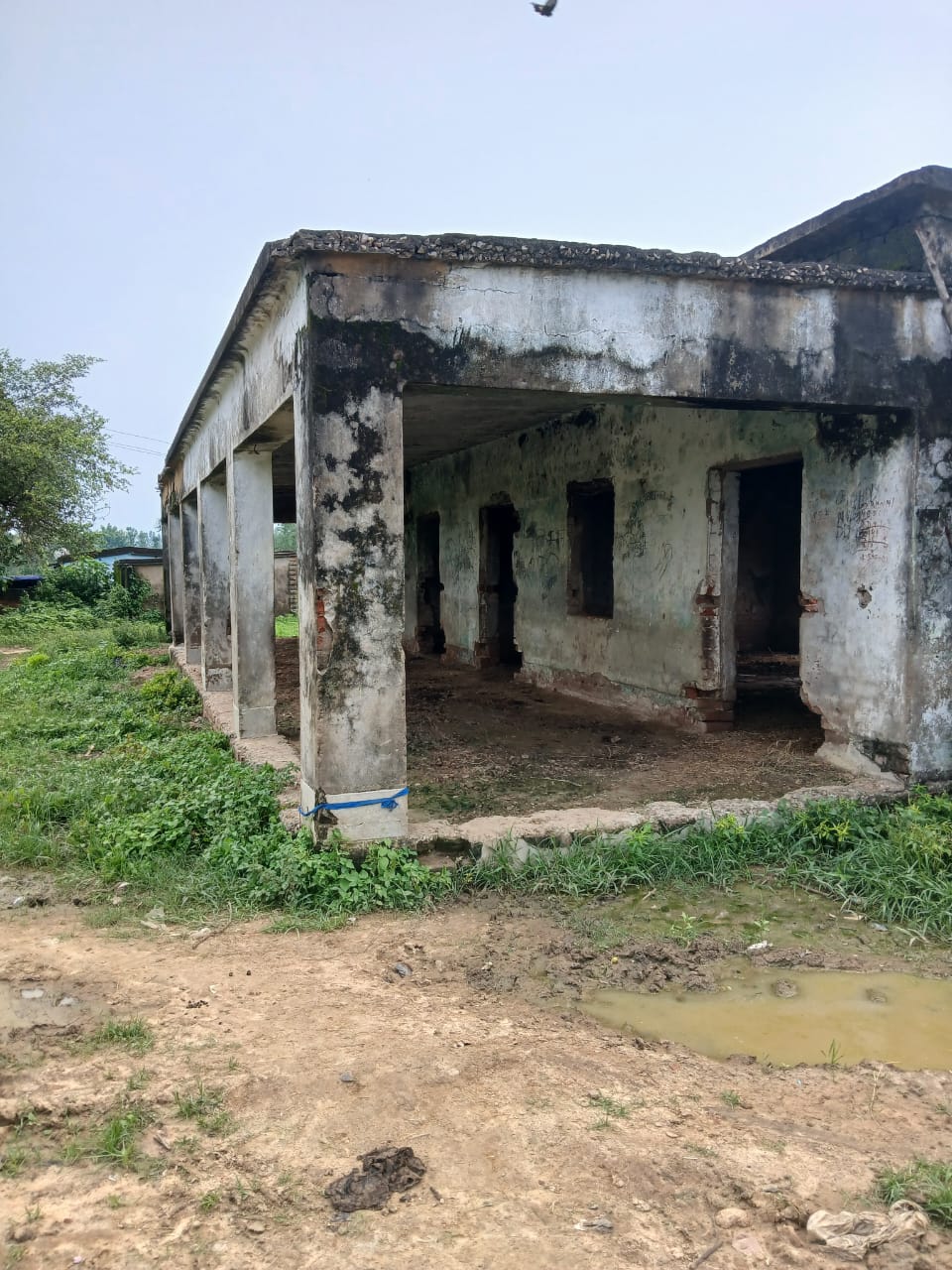 मोतितरी गांव के प्रावि को दो किमी दूर टैग करने से भड़के ग्रामीण, बोले- छोटे बच्चों की पढ़ाई पर पड़ेगा असर
