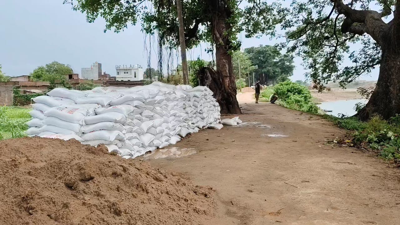 किऊल नदी का जलस्तर बढ़ते ही सूर्यगढ़ा के निस्ता तटबंध पर खतरा: सैंड बैग में बालू की जगह मिट्टी भरने का आरोप
