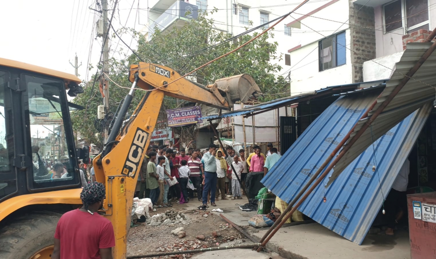 जहानाबाद: जाम से निजात के लिए चला नप का बुलडोजर, ऊंटा मोड़ से काको तक हटाया अतिक्रमण