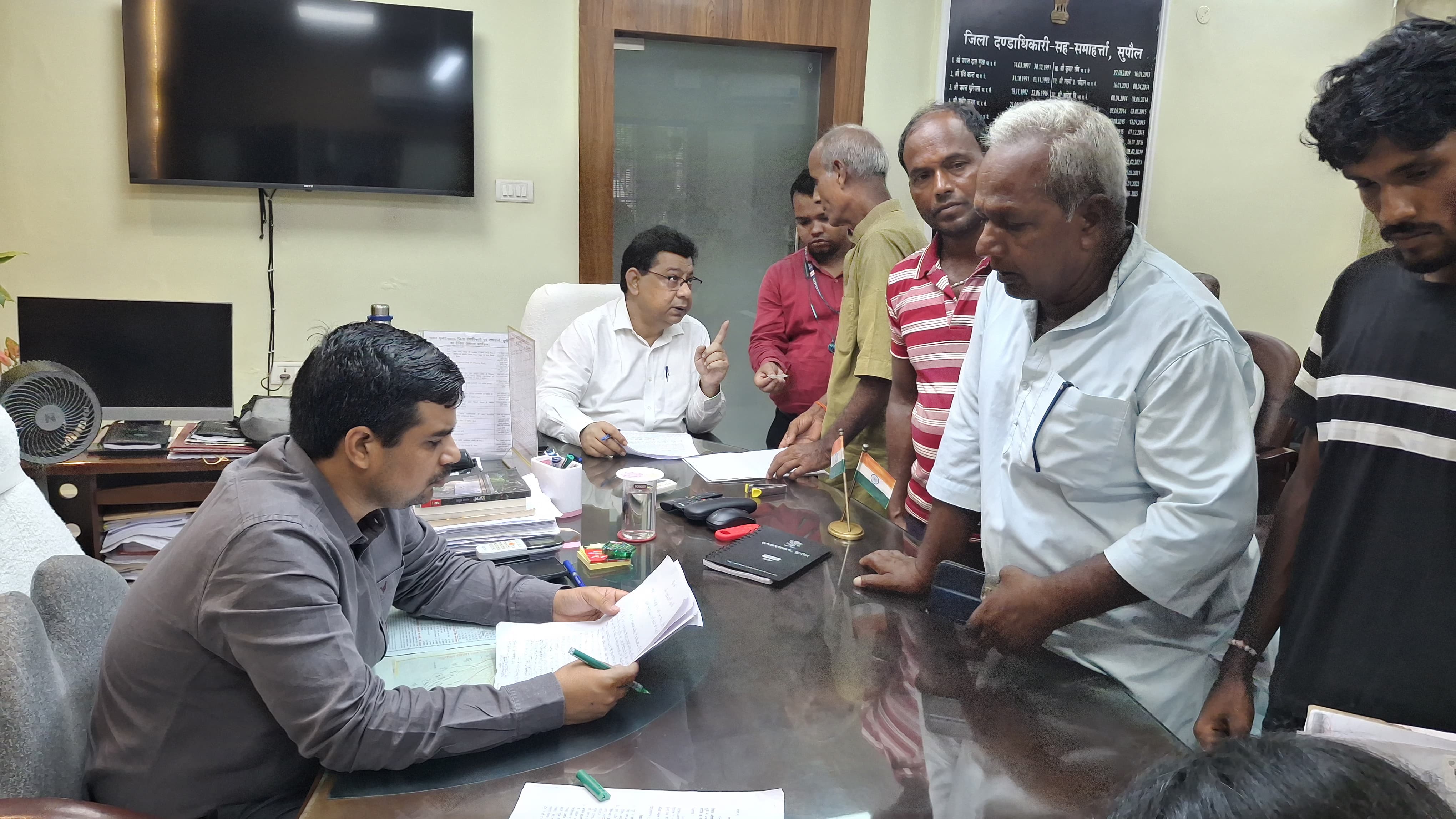 जनता दरबार में डीएम ने सुनीं 58 फरियादियों की समस्याएं, त्वरित निष्पादन के दिए निर्देश