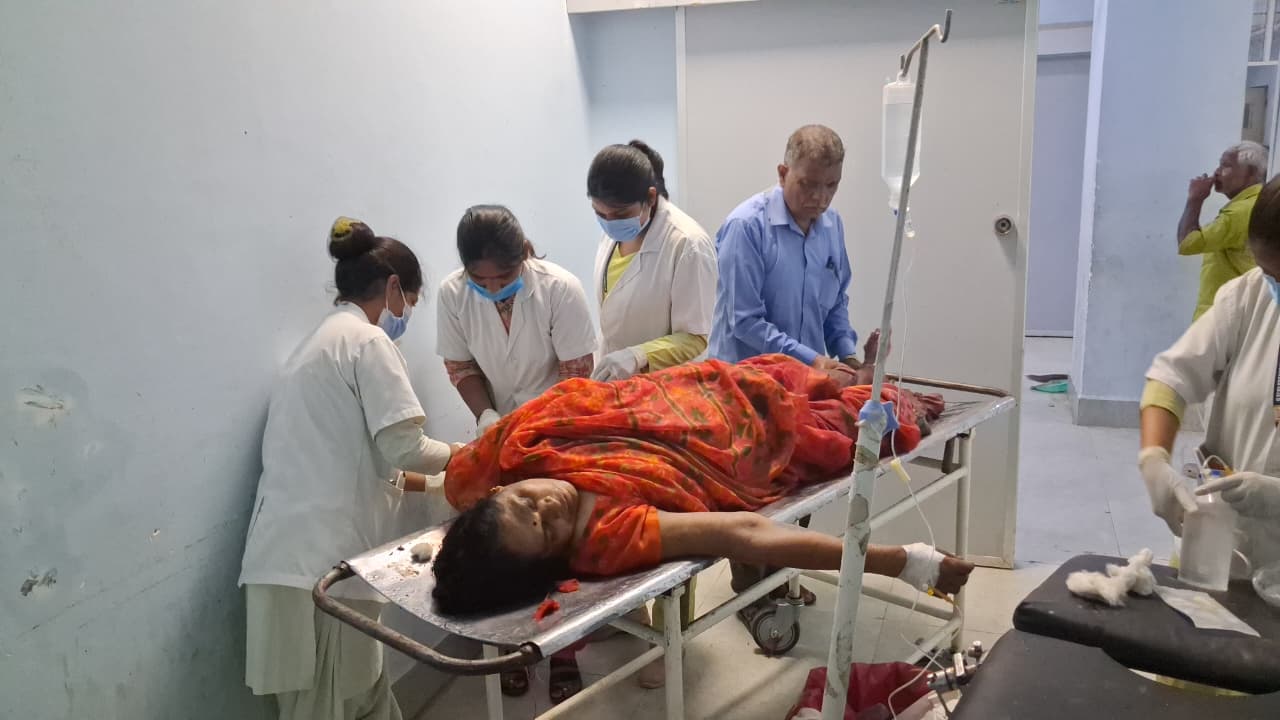 गोपालगंज: कलेक्ट्रेट जा रही विकास मित्र की ट्रक की चपेट में आने से मौत, पति जिंदगी और मौत से जूझ रहा