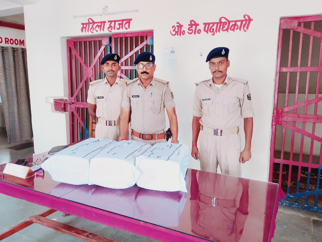 भारत-नेपाल सीमा पर 46.9 किलो गांजा बरामद, पुलिस को देख तस्कर नेपाल भागे