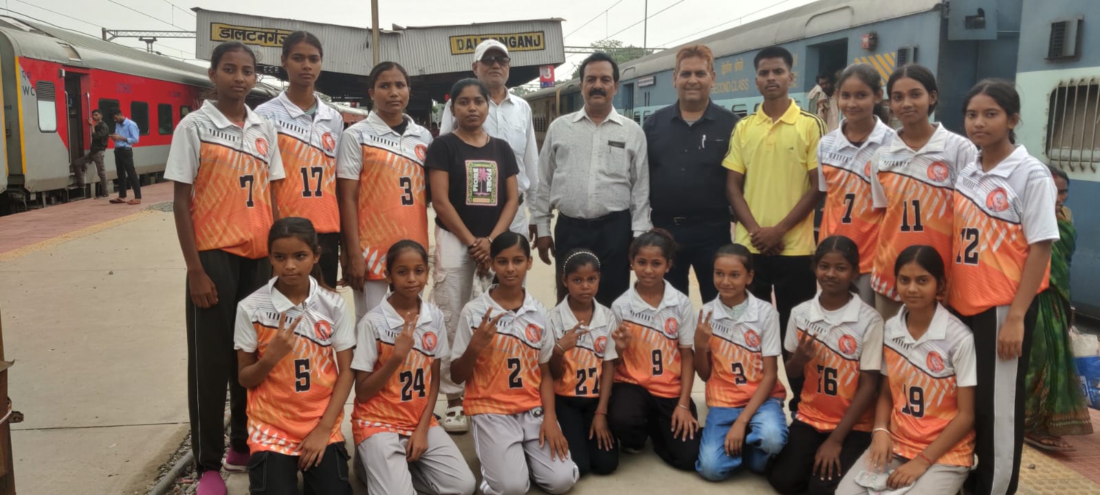 पलामू की बेटियां राज्य स्तरीय खो-खो प्रतियोगिता में दिखायेंगी दमखम, रजरप्पा रवाना