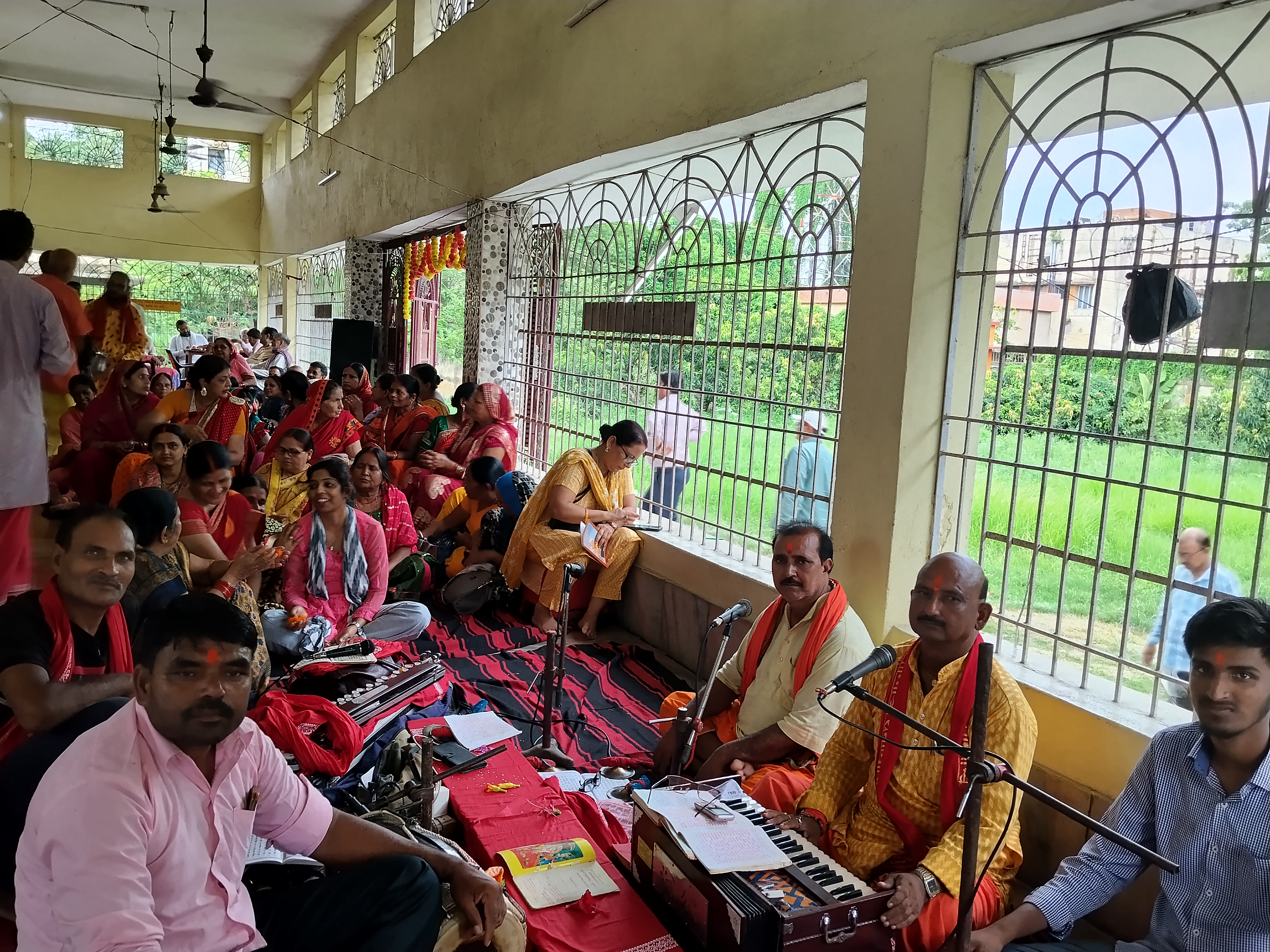 देवराहा बाबा आश्रम में श्रद्धालुओं का सैलाब, 36वीं पुण्यतिथि पर पूरे दिन चला धार्मिक आयोजन