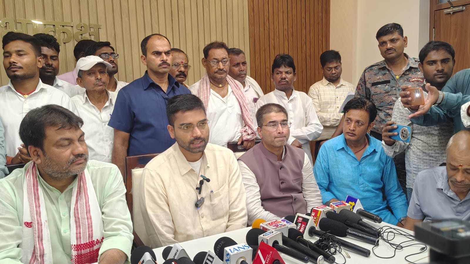 नालंदा : बिहार पंचायत चुनाव में मल्टी-पोस्ट EVM का होगा इस्तेमाल, मंत्री दीपक प्रकाश ने दी जानकारी