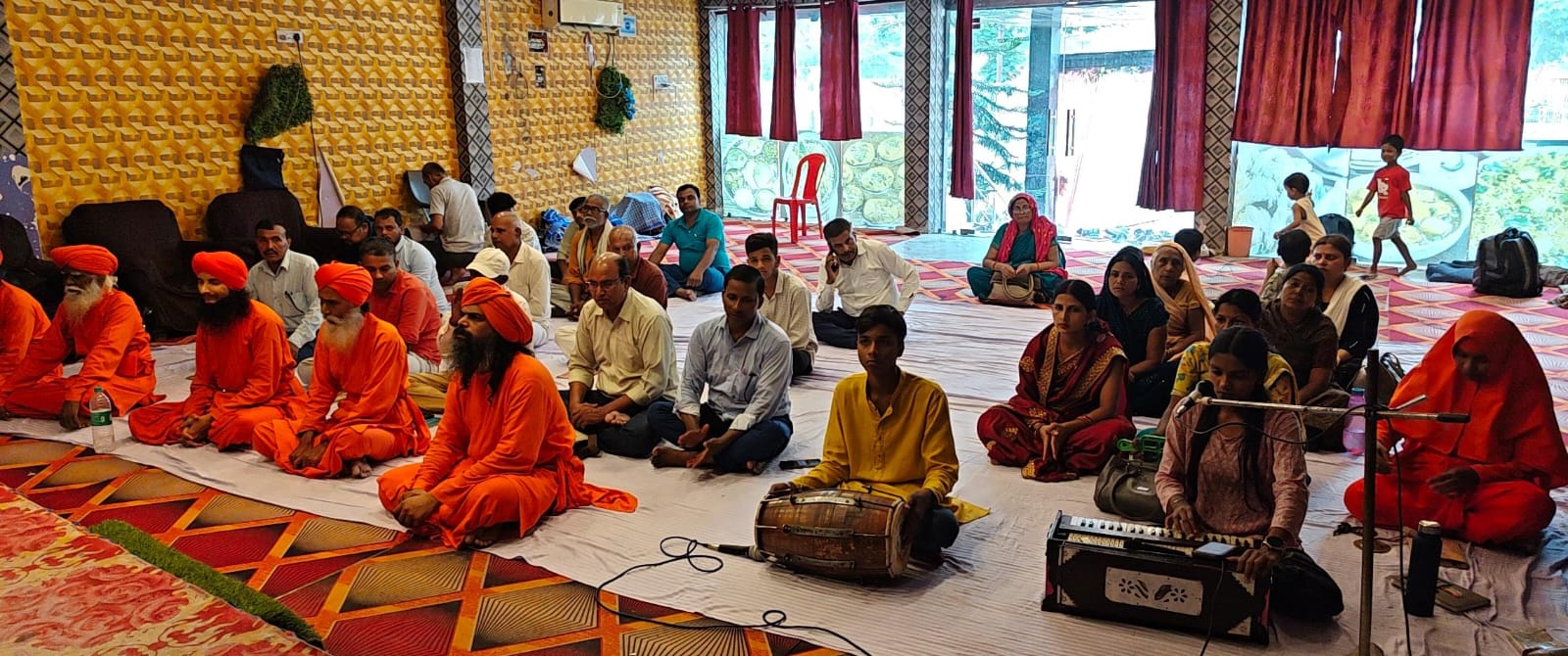 वैशाली: बाबा नाम केवलम की गूंज से भक्तिमय हुआ महुआ, तीन दिवसीय आनंद मार्ग सेमिनार शुरू
