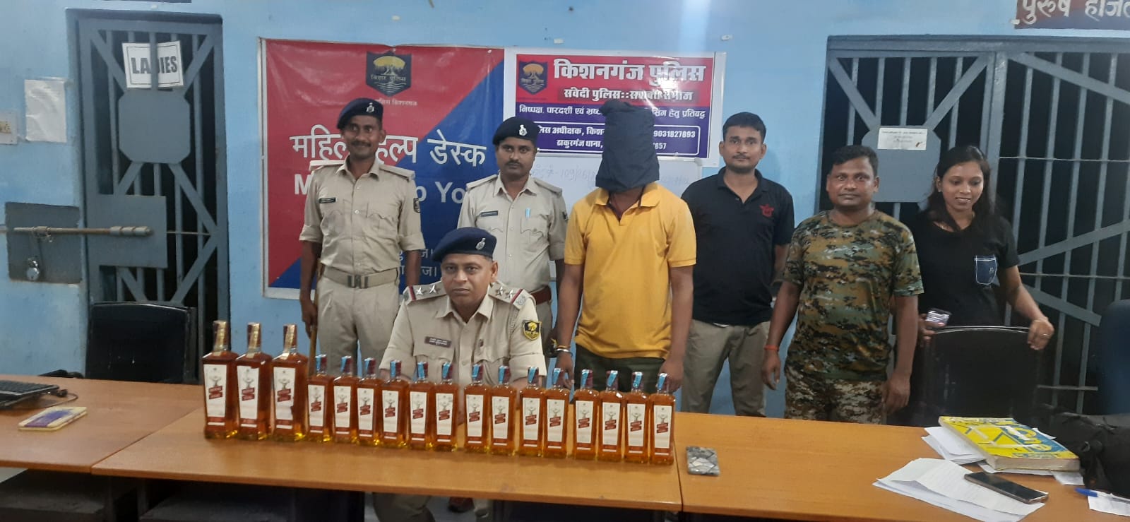 ठाकुरगंज में बाइक से शराब की खेप ले जा रहा युवक गिरफ्तार, 7.5 लीटर विदेशी शराब जब्त