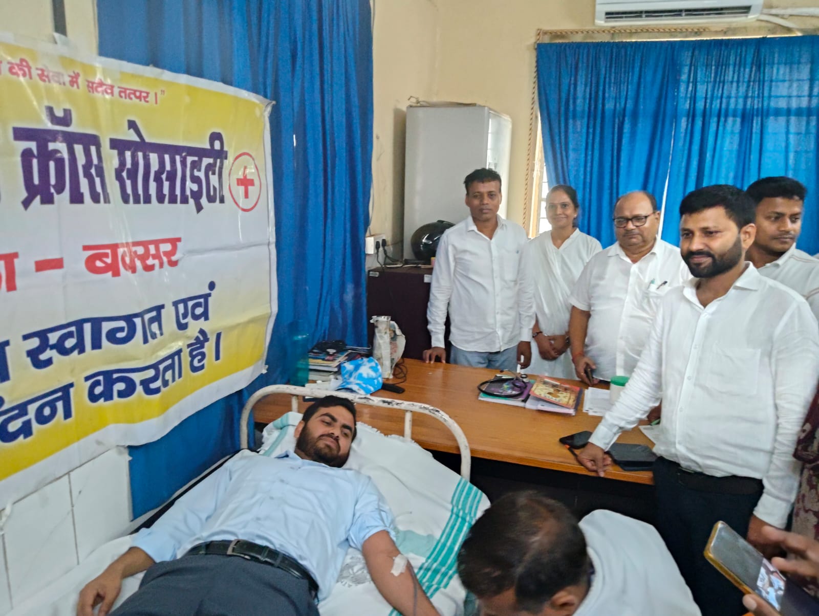 बक्सर में विश्व रक्तदाता दिवस पखवाड़ा पर बीडीओ,सीडीपीओ ने किया रक्तदान