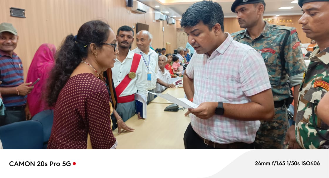 रोहतास जिला मुख्यालय जनता दरबार में पहुंचे 175 मामले, डीएम ने अफसरों को दिए त्वरित कार्रवाई के निर्देश