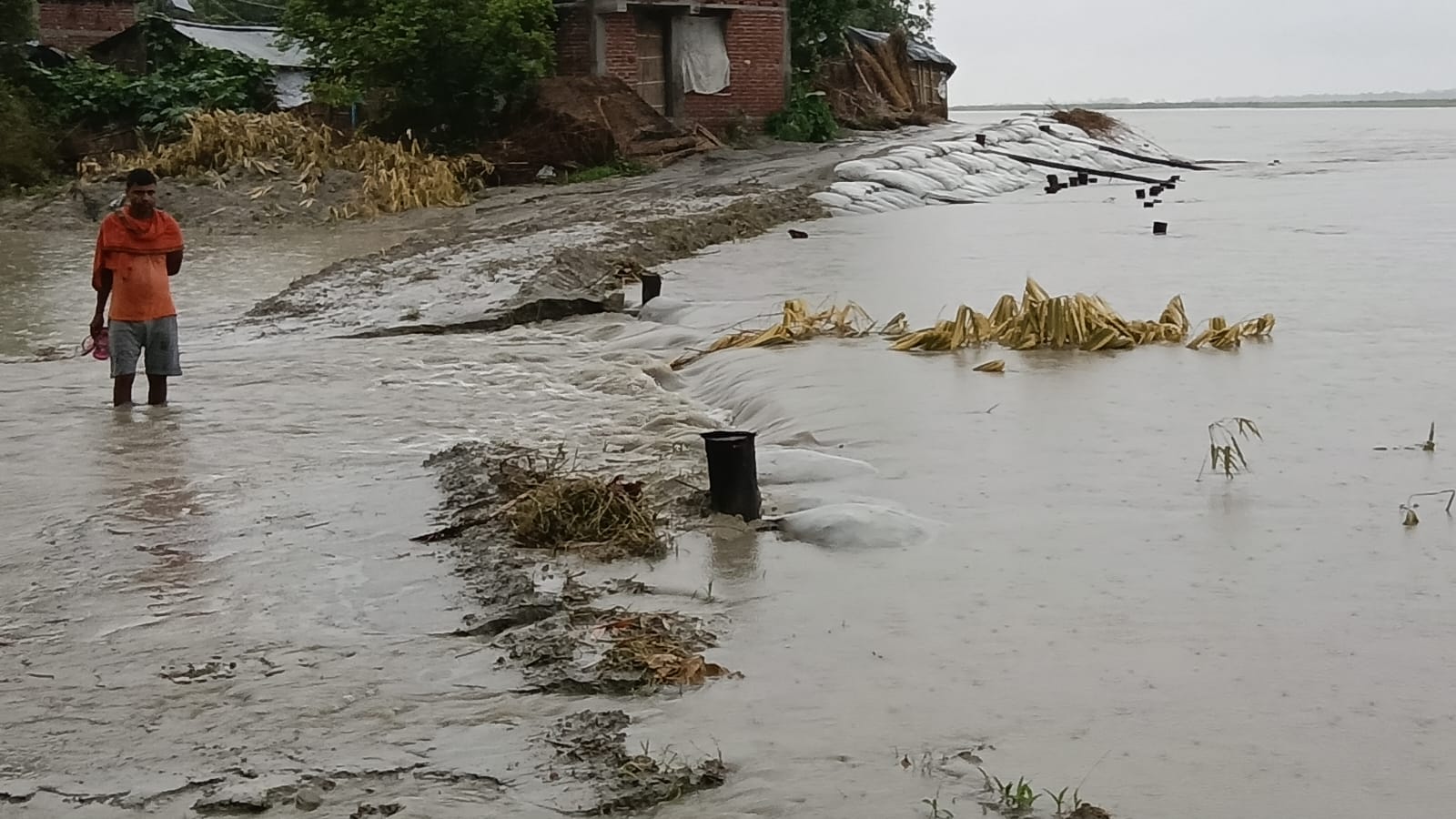 गंडक नदी का जलस्तर बढ़ते ही बढ़ी ग्रामीणों की चिंता, कटाव रोकने के लिए खुद मैदान में उतरे लोग