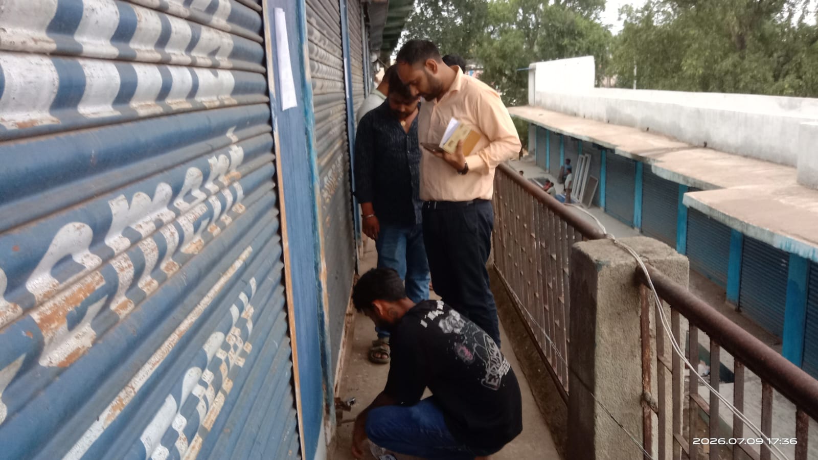किराया नहीं चुकाने पर जिला परिषद ने की कार्रवाई, 33 दुकानों पर लगाया ताला