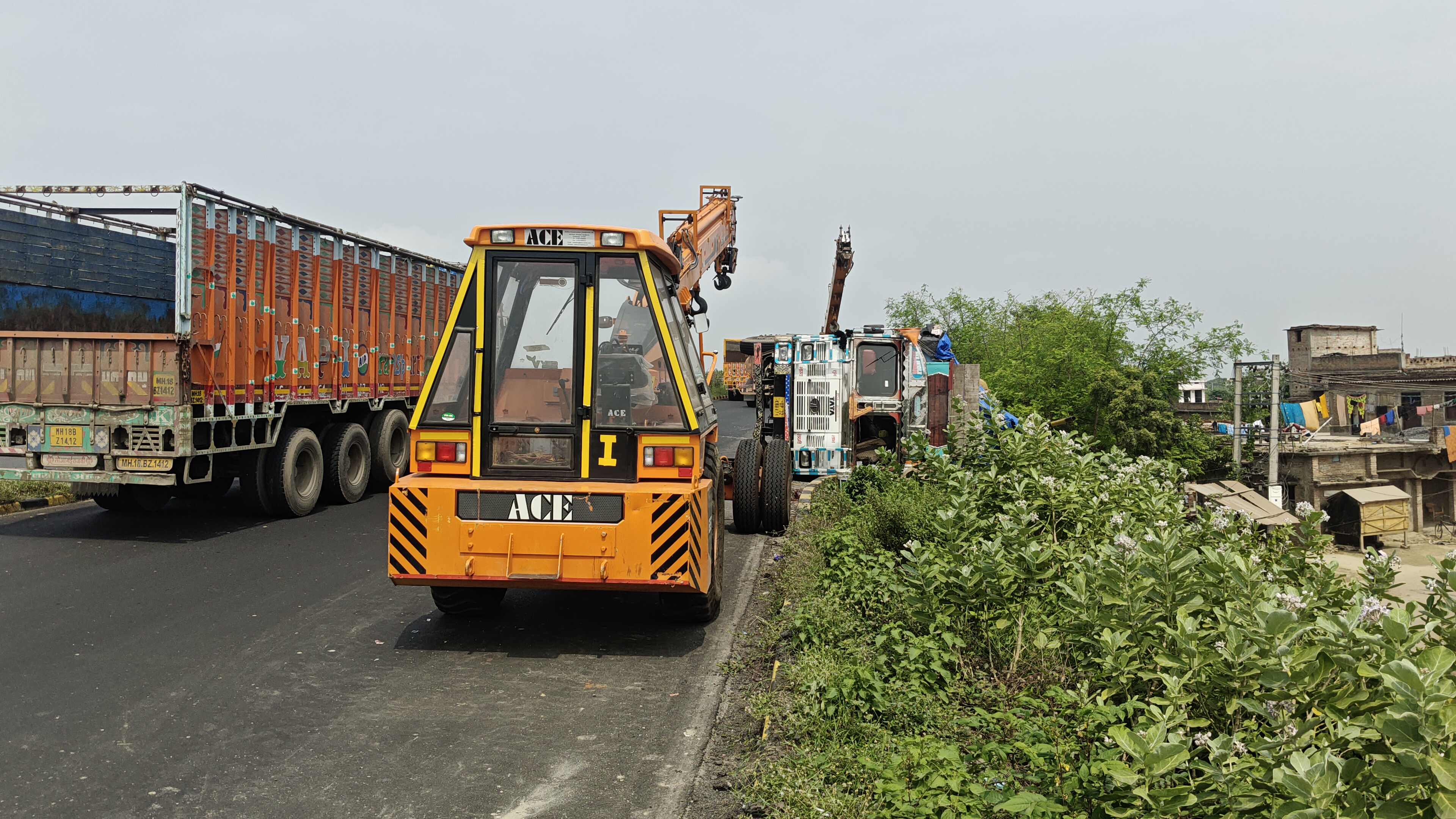 NH-27 अंडरपास पर पलटा 16 चक्का ट्रक, 50 फीट ऊंचे पुल से लटकने से टला बड़ा हादसा