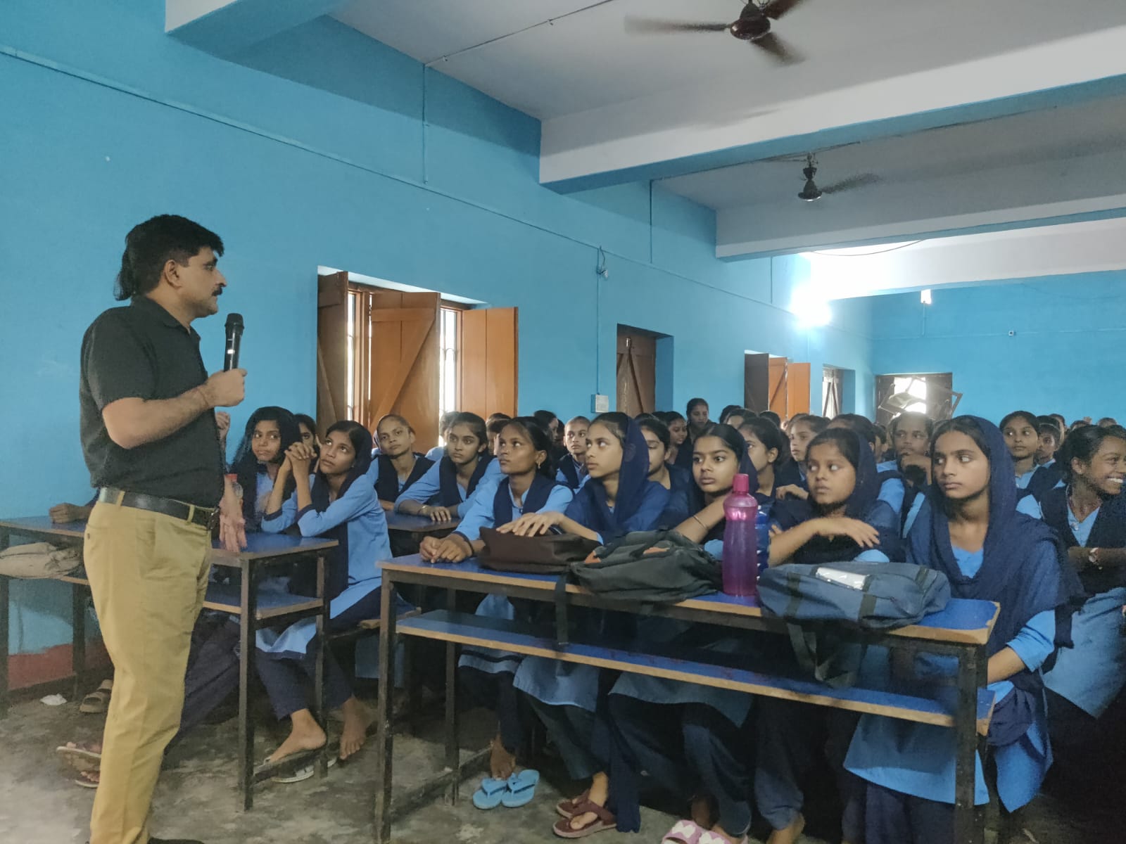 मंसूरचक के कस्तूरबा विद्यालय में 'सखी वार्ता' जागरूकता कार्यक्रम, छात्राओं को महिला सुरक्षा और सरकारी योजनाओं की दी गई जानकारी