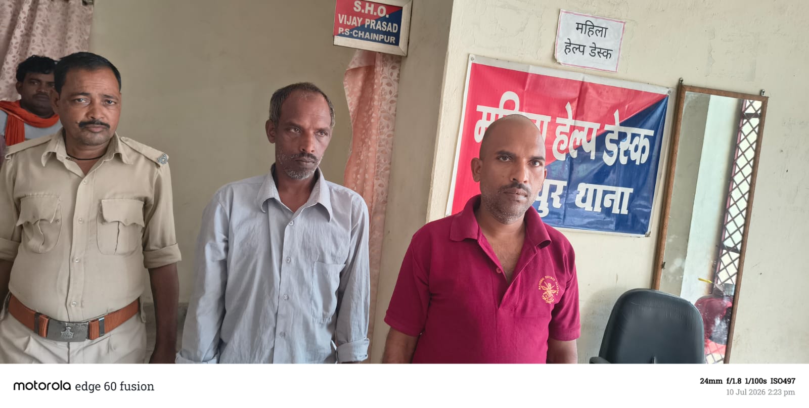 कैमूर: बिउर गांव में पुलिस की छापेमारी, लंबे समय से फरार दो वारंटी गिरफ्तार