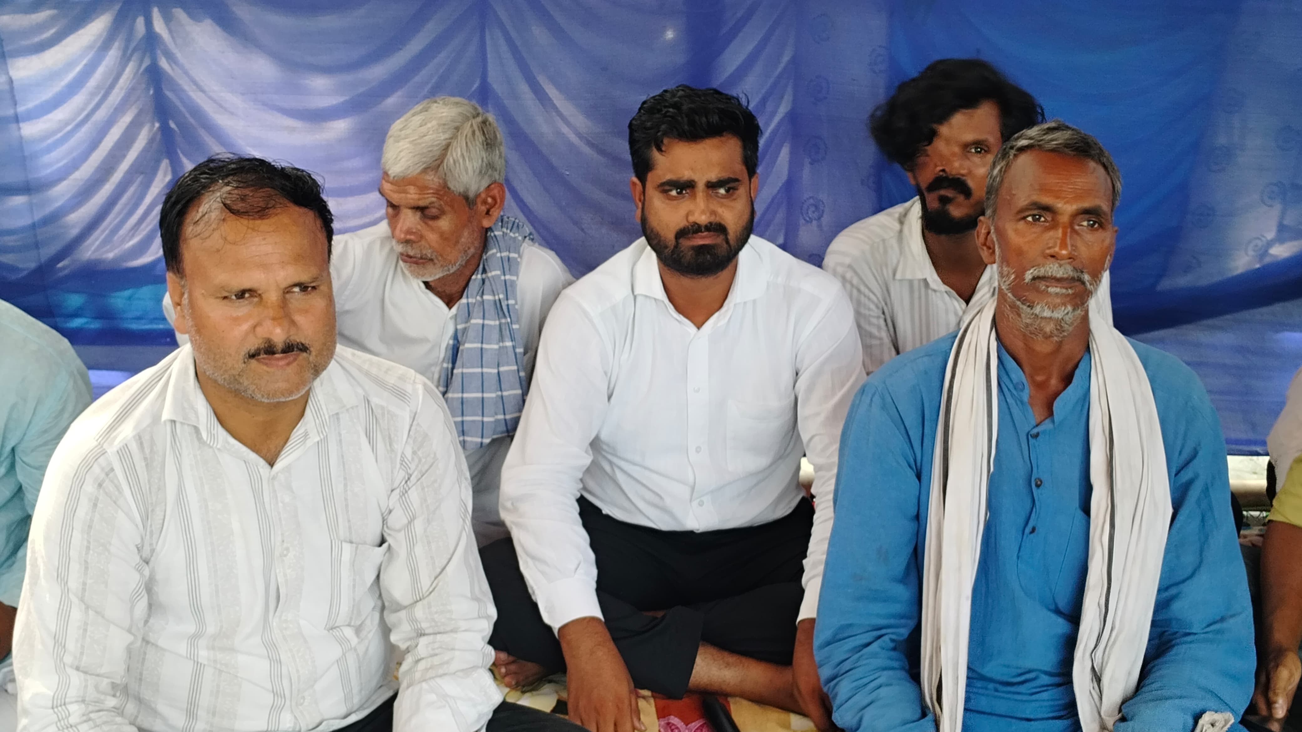 बिजली संकट और जेई से नोकझोंक के बाद ग्रामीण भूख हड़ताल पर, कार्रवाई की मांग