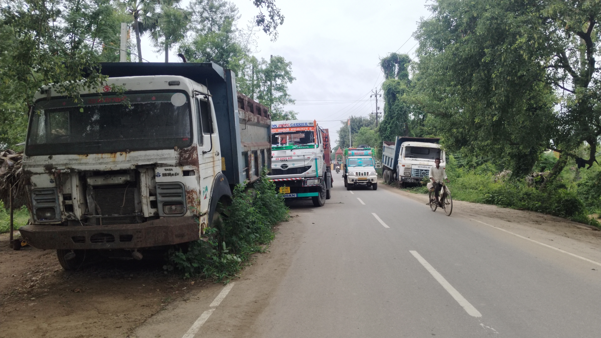 दाउदनगर में सड़क किनारे खड़े जब्त वाहनों से बढ़ी परेशानी, संकरी हुई सड़क, हादसे का खतरा
