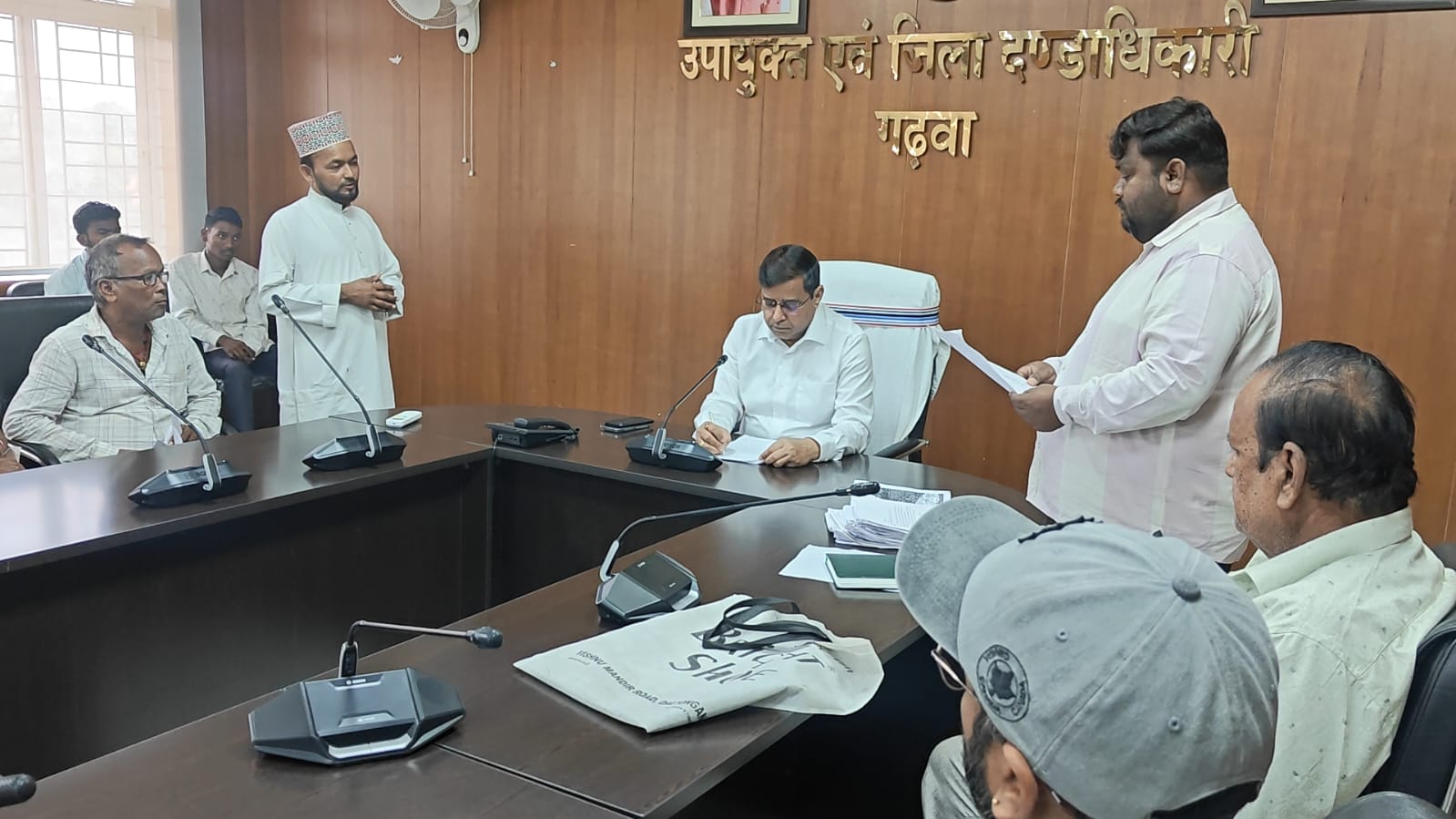 गढ़वा DC की चौखट पर पहुंचे पीड़ित : किसी का मनरेगा भुगतान बाकी, तो किसी की जमीन पर दबंगों का कब्जा