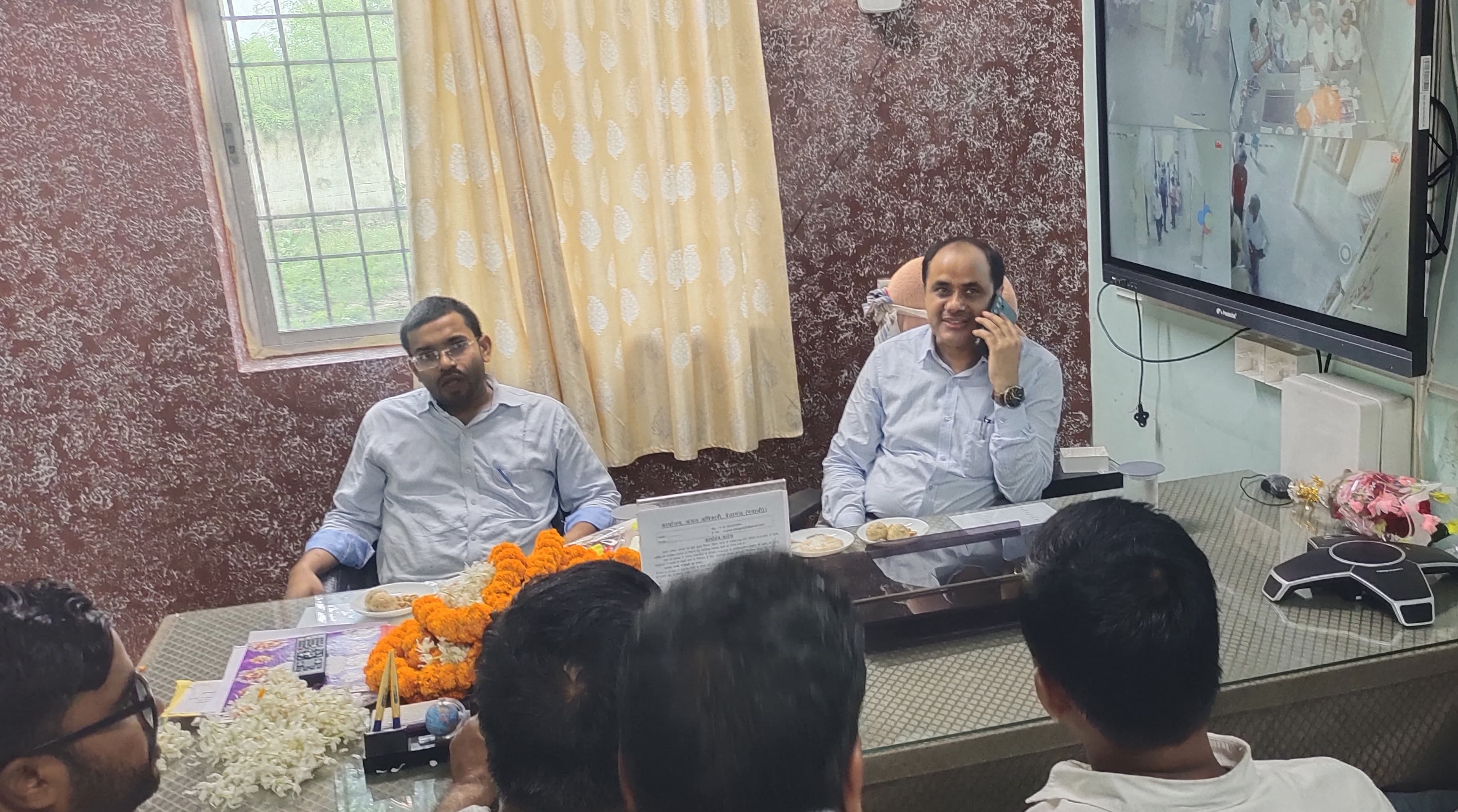 बेलागंज के नये सीओ सुधीर तिवारी ने संभाला पदभार, कर्मचारियों ने किया स्वागत