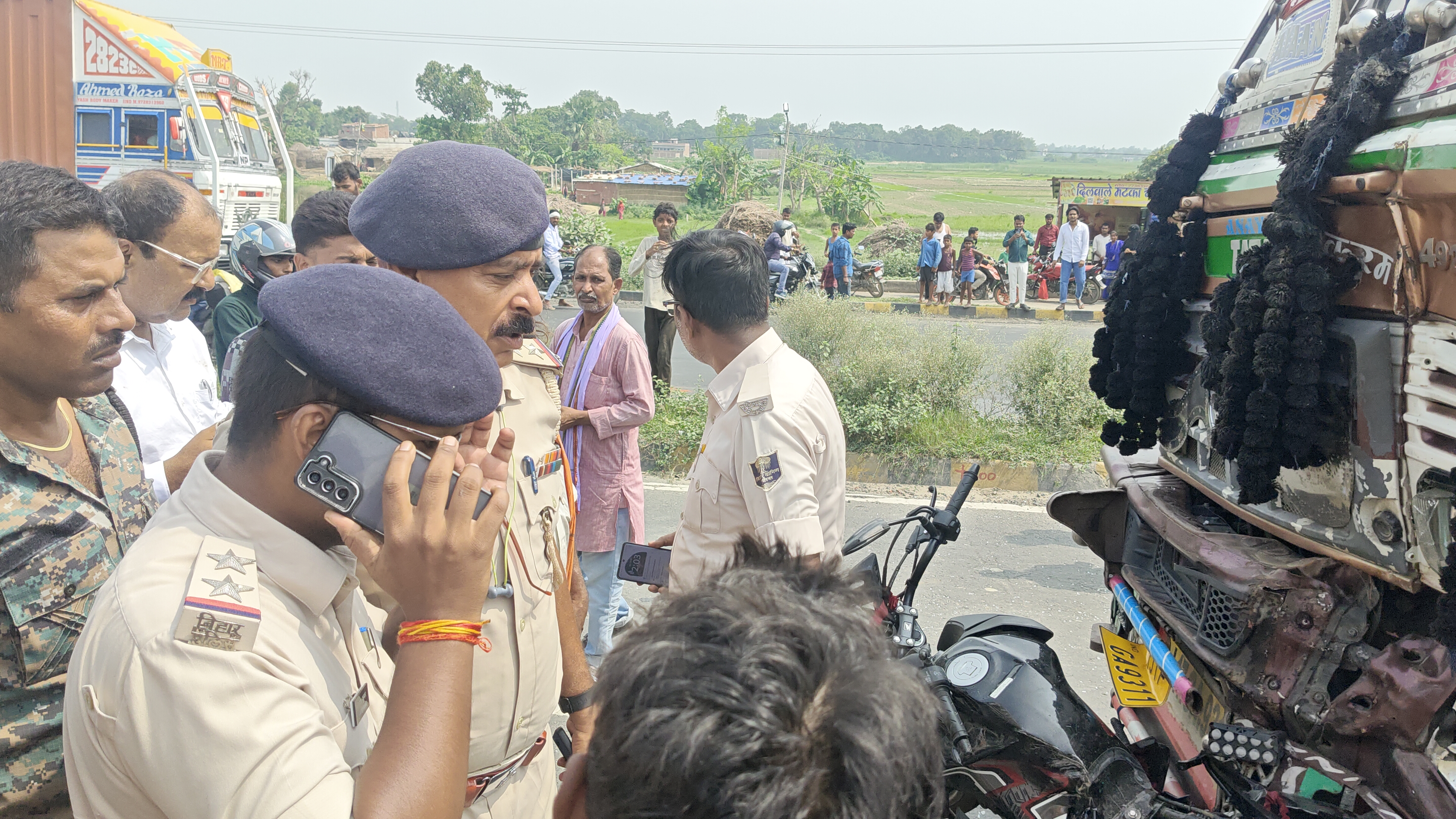 झंझारपुर में भीषण सड़क हादसा, ट्रक ने बाइक सवार दो युवकों को कुचला