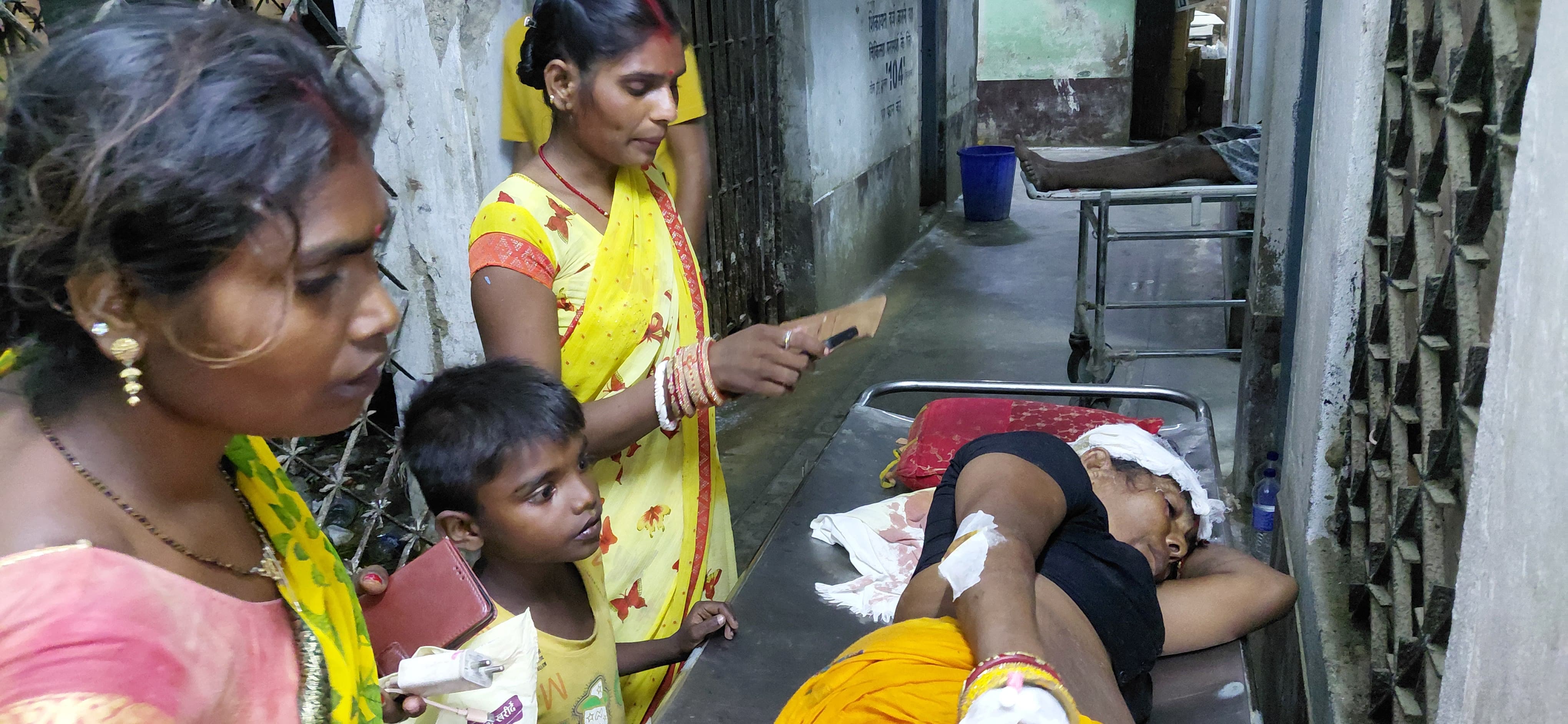 जमीन विवाद में दो पक्षों के बीच खूनी संघर्ष, तीन महिलाओं समेत 6 घायल