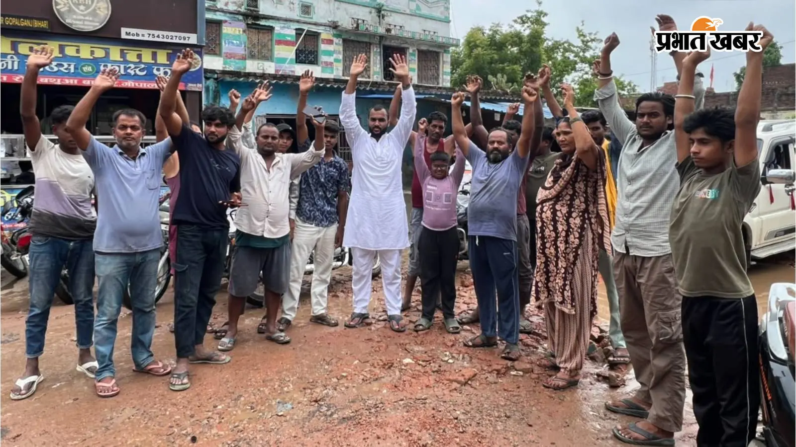 गोपालगंज: फुलवरिया के बथुआ बाजार में सड़क पर जलजमाव से फूटा ग्रामीणों का गुस्सा, किया जोरदार प्रदर्शन