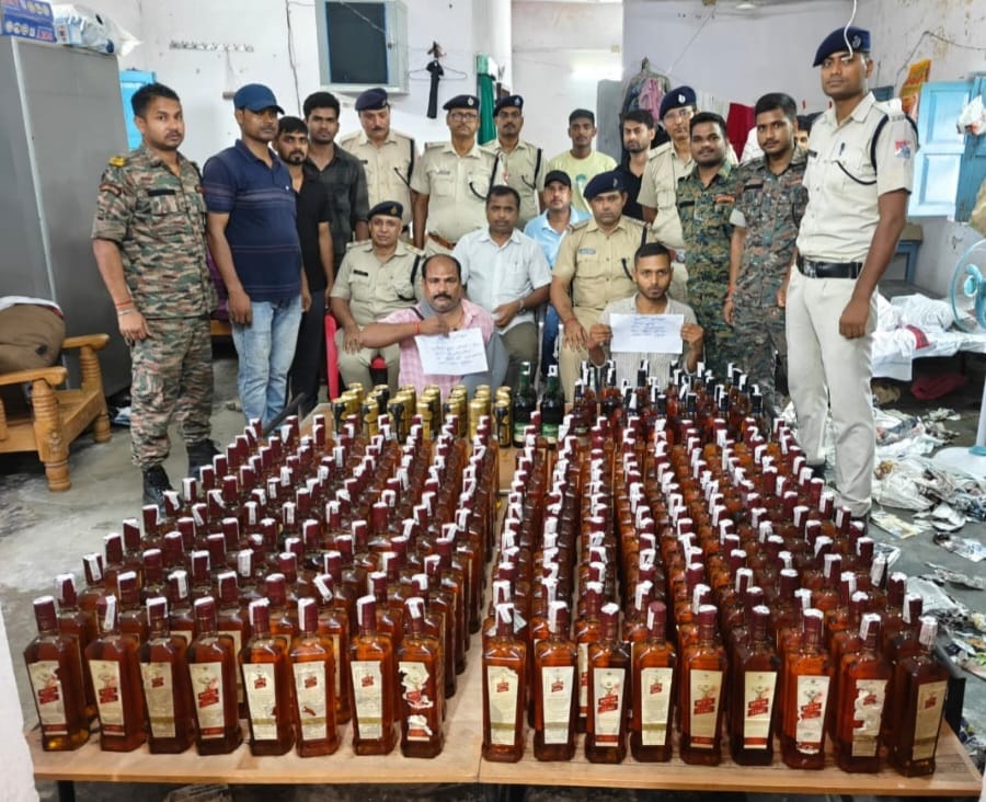वैशाली एक्सप्रेस के खाली रैक से 300 बोतल विदेशी शराब बरामद