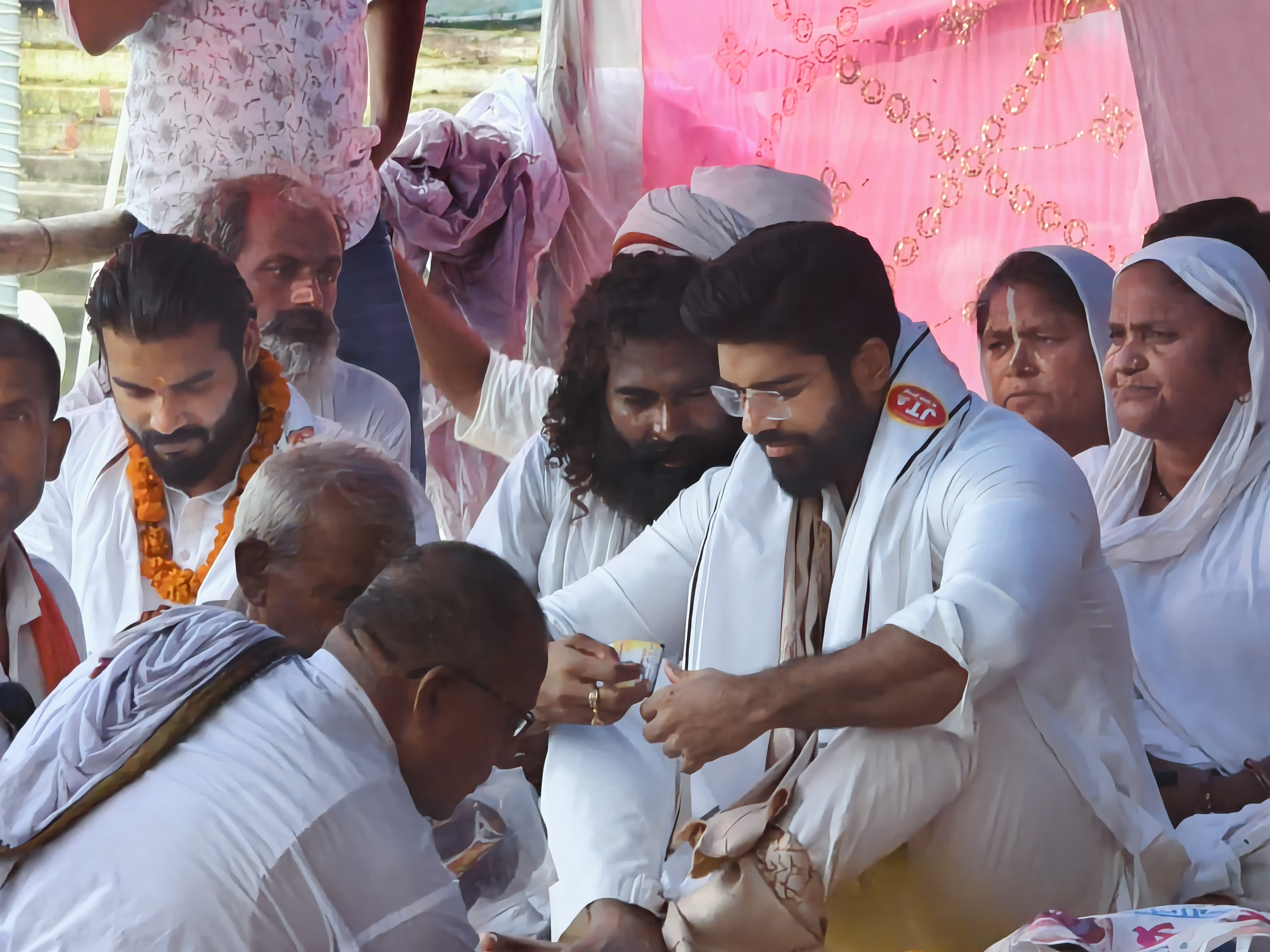 कुशेश्वरस्थान पहुंचे पूर्व सांसद प्रिंस राज, नागा बाबा को दी श्रद्धांजलि और संतों से लिया आशीर्वाद