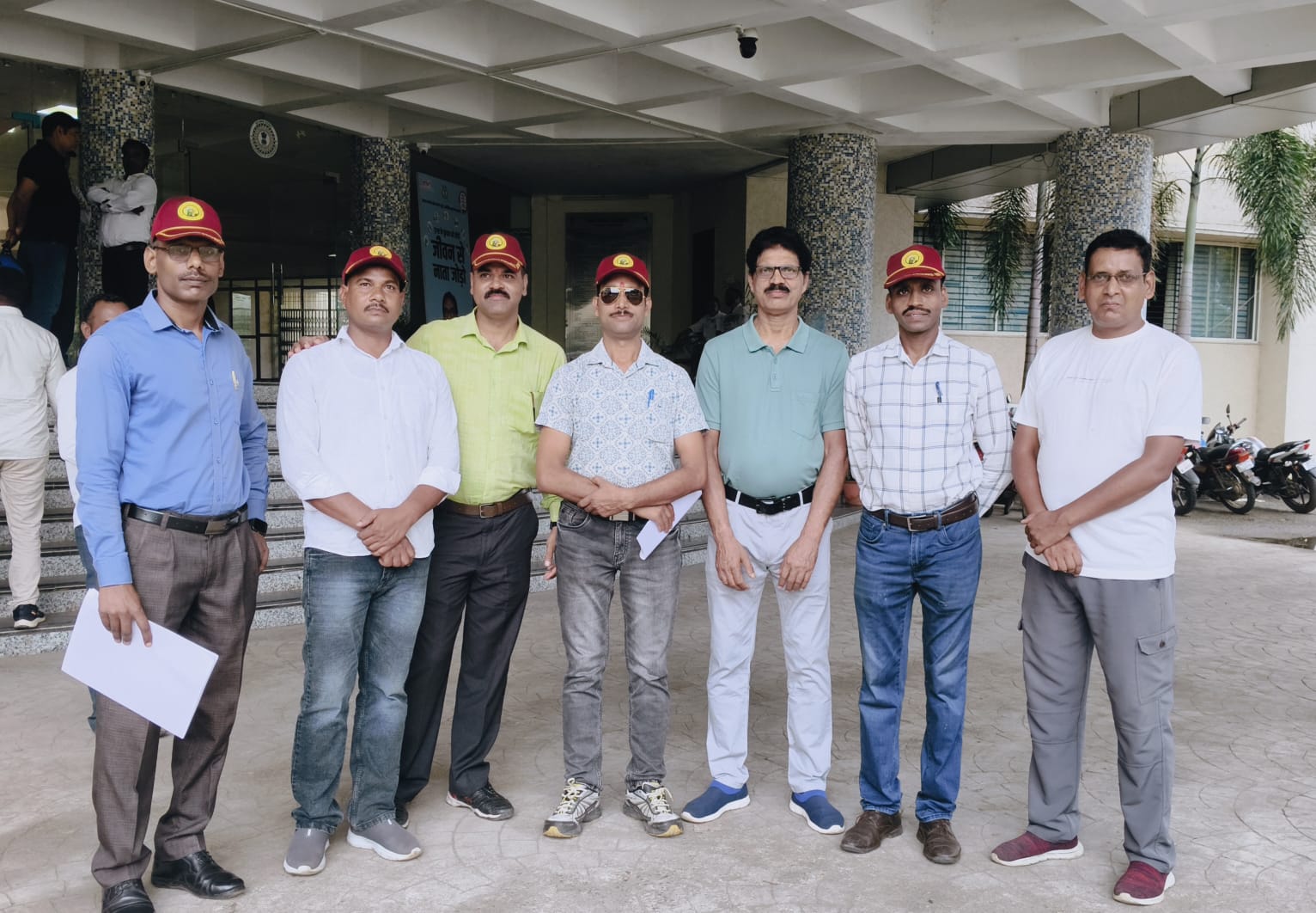 कोयला वाहनों पर नियंत्रण की मांग, डीसी-एसपी को सौंपा ज्ञापन