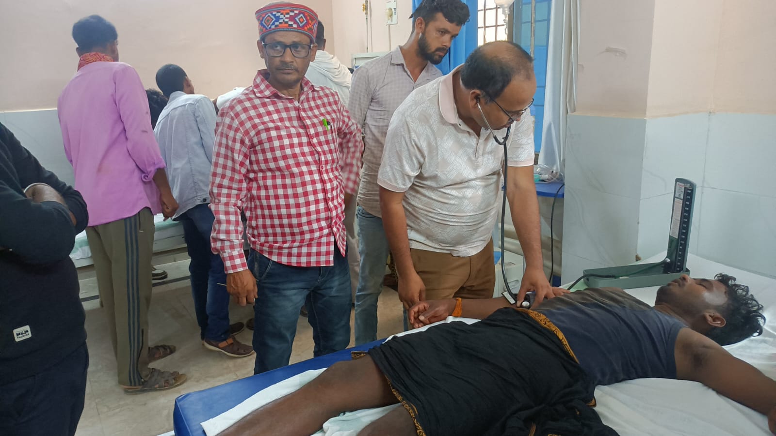 कैमूर: ई-रिक्शा को बचाने में पलटी बाइक, दुर्गावती जलाशय से लौट रहे दो युवक गंभीर घायल