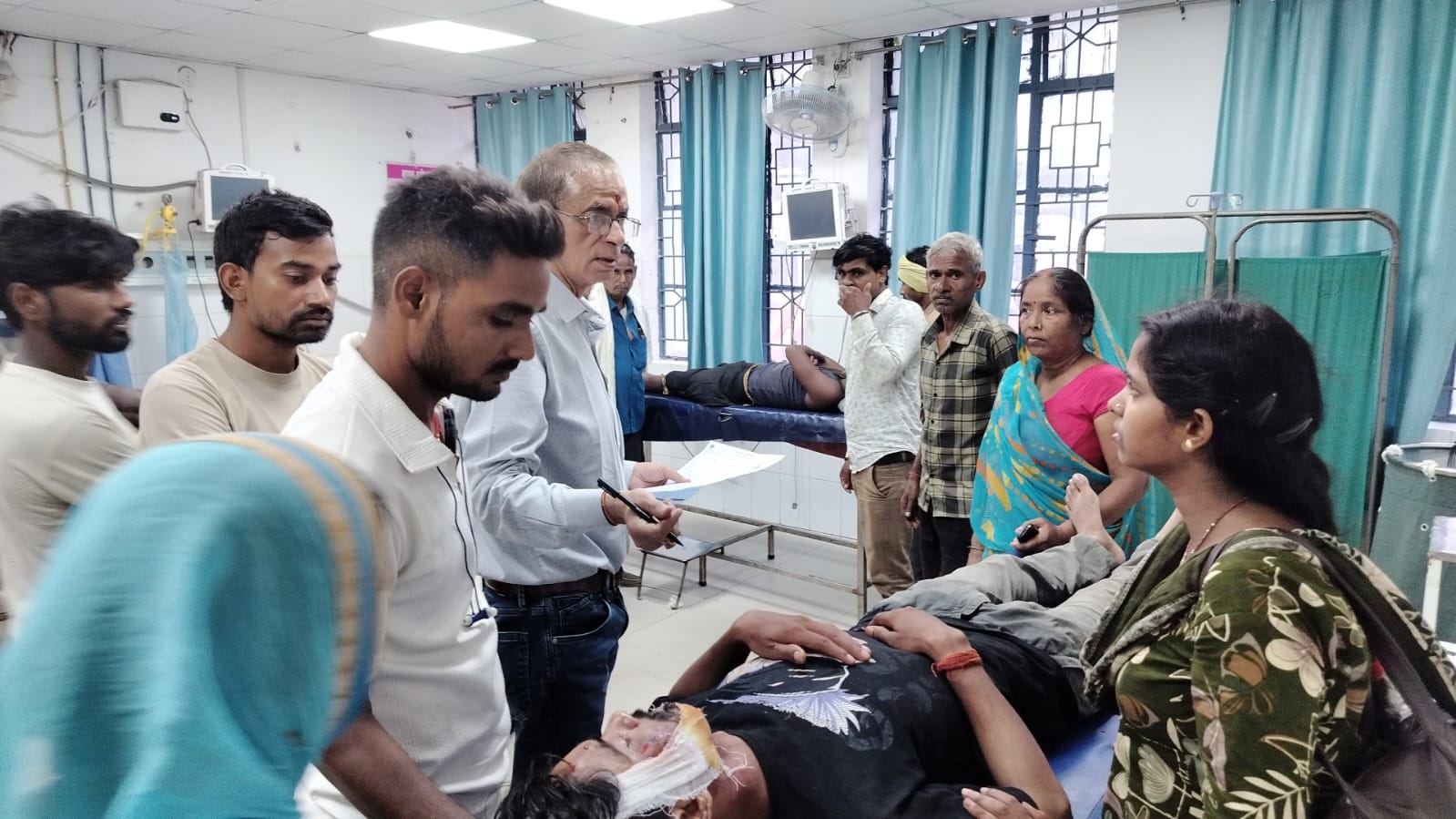 भभुआ-भगवानपुर मुख्य मार्ग पर साइकिल सवार को बचाने में अनियंत्रित हुई बाइक, ससुर-दामाद हुए घायल