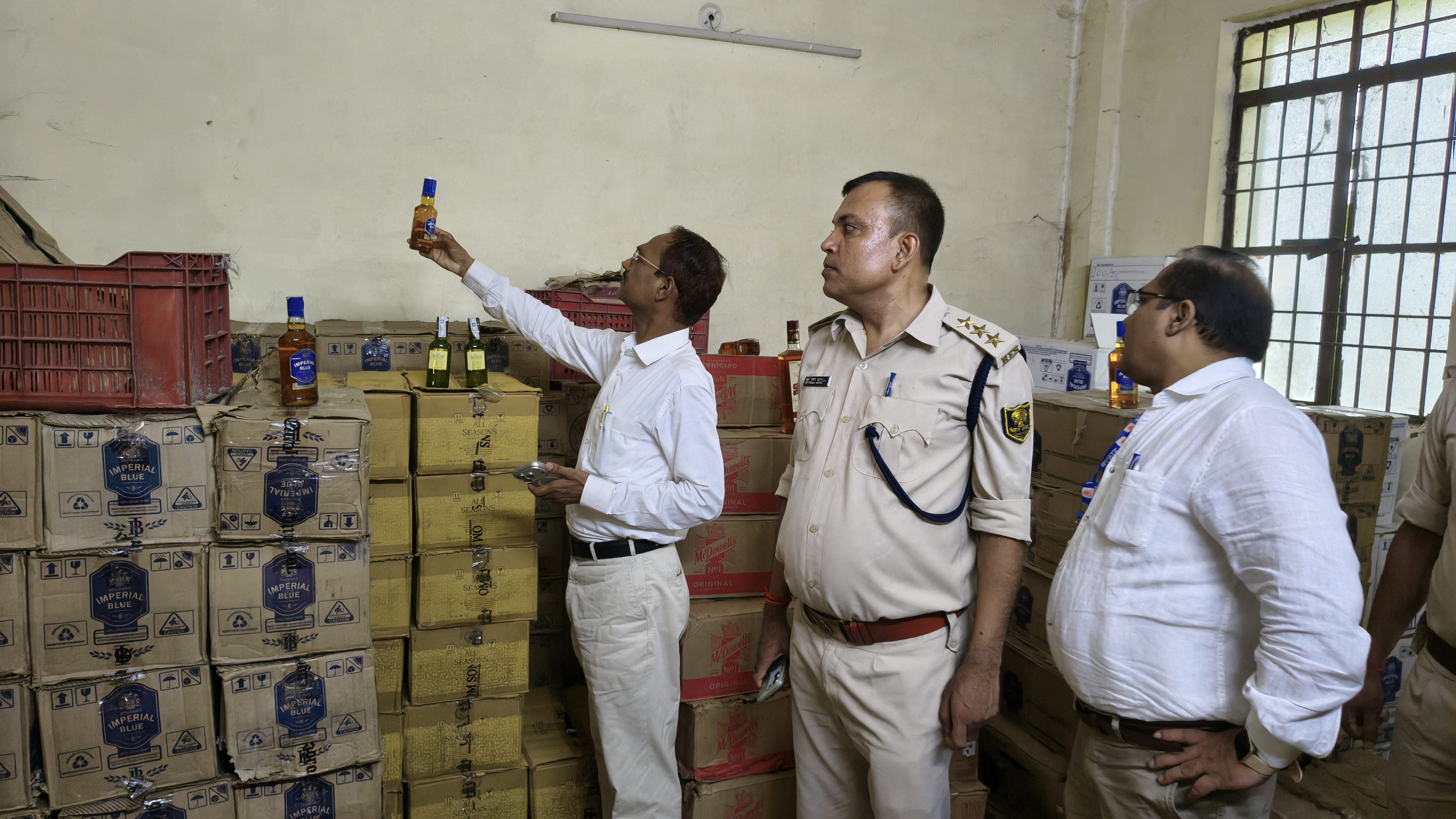 समस्तीपुर में शराब तस्करों पर बड़ा वार, ट्रक से 2196 लीटर अंग्रेजी शराब बरामद