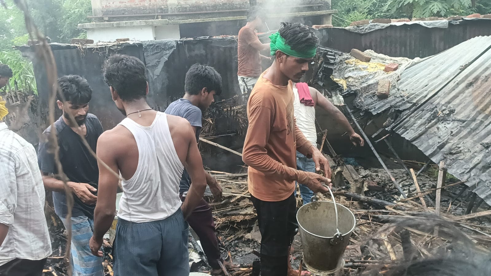 मुरलीगंज में घर में लगी आग, नगदी-जेवर समेत लाखों का सामान राख, महिला झुलसी