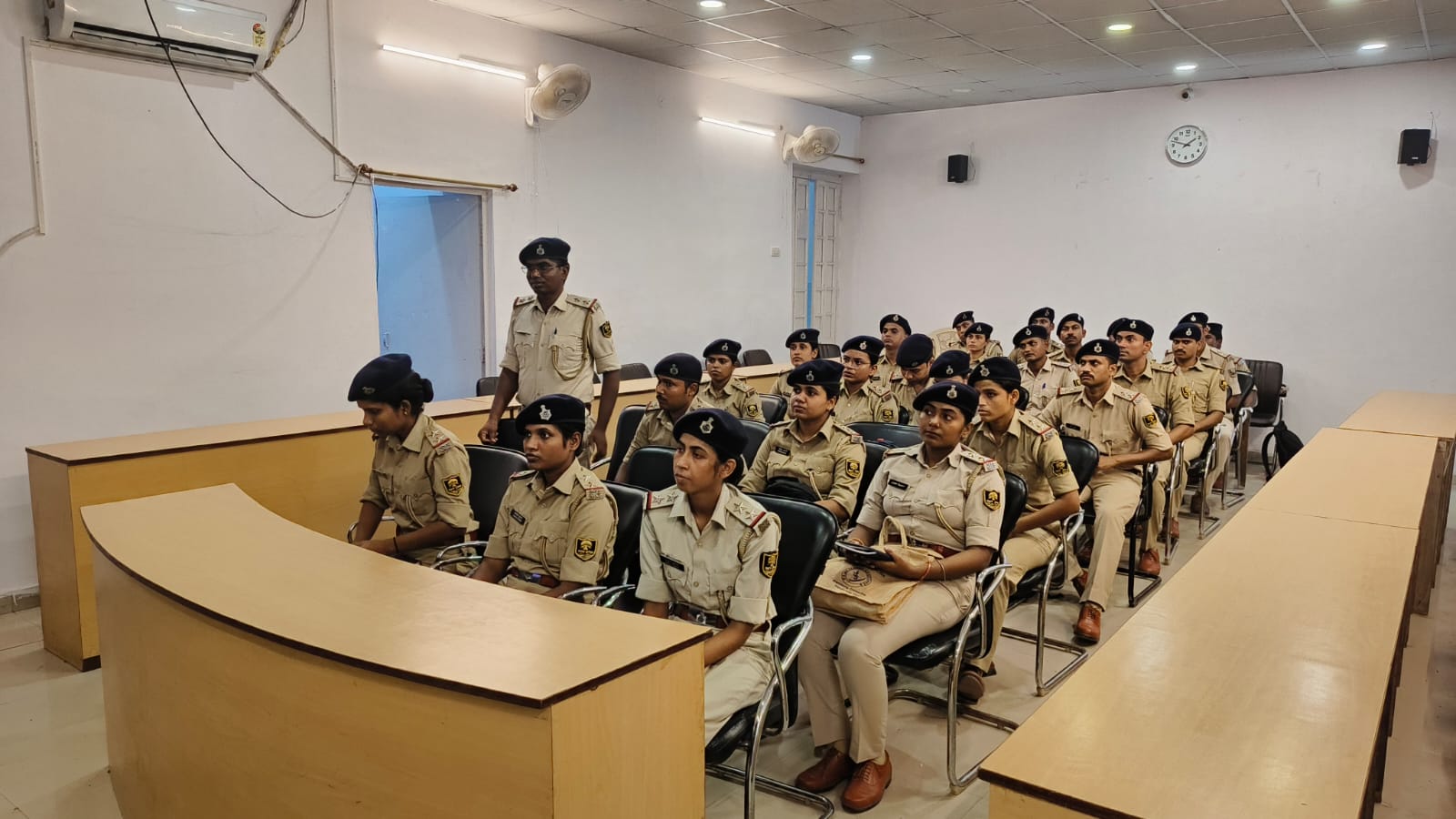 आरा में ट्रेनी दारोगाओं के साथ एसपी की बैठक, पेशेवर और संवेदनशील पुलिसिंग पर दिए टिप्स