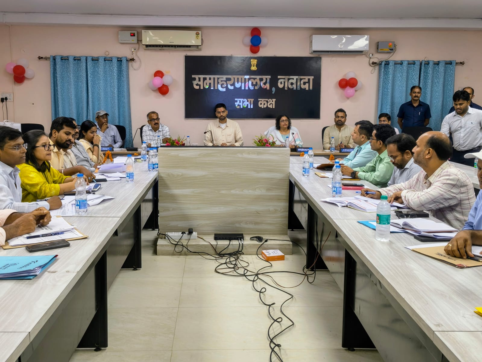 पंचायत राज मंत्री दीपक प्रकाश ने नवादा में योजनाओं की समीक्षा की, अधिकारियों को समय पर कार्य पूरा करने का निर्देश
