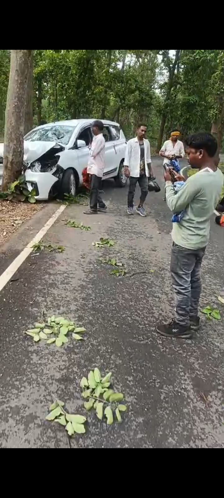 बाबा बसराज कुंवर धाम से पूजा कर लौट रहे श्रद्धालुओं की कार छत्तीसगढ़ के जंगल में पेड़ से टकराई,