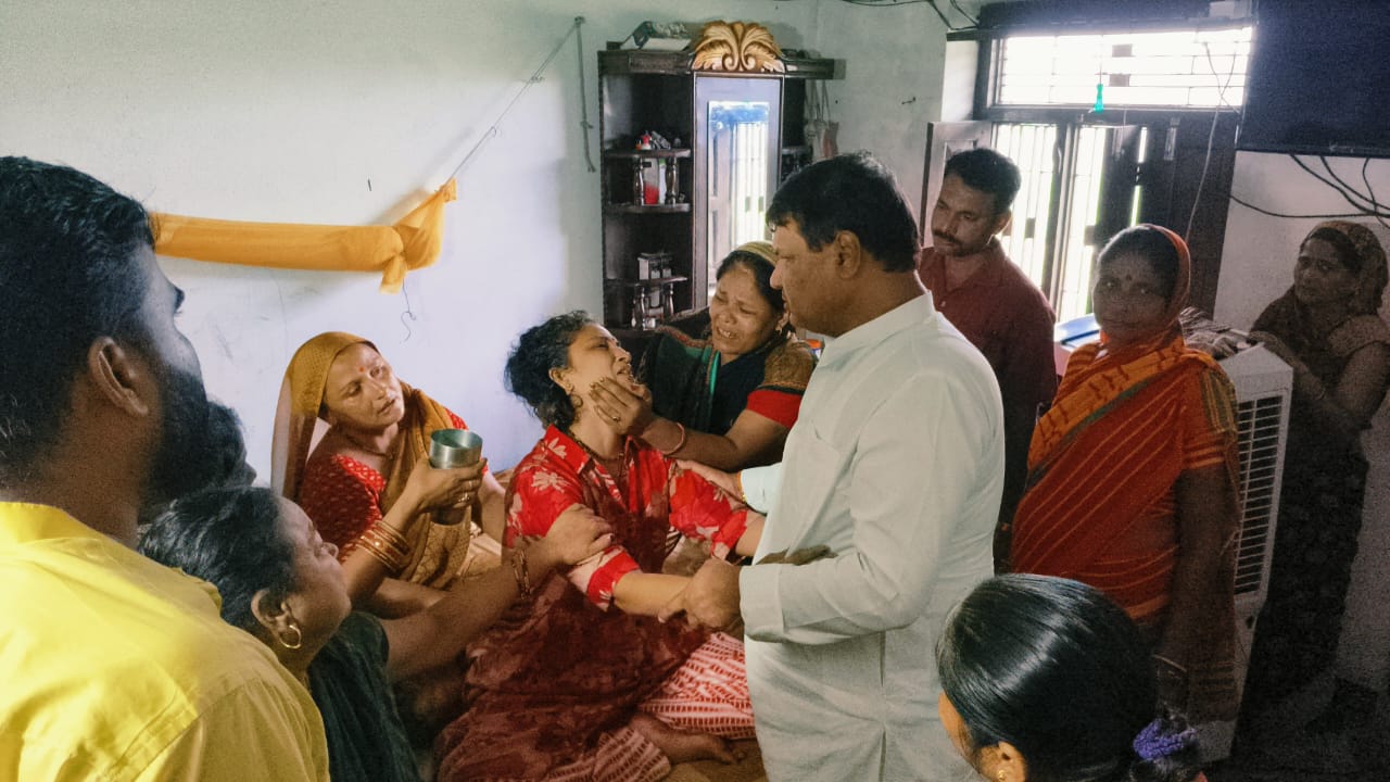 वायनाड भूस्खलन में जान गंवाने वाले विकास का शव गांव पहुंचा, पूरे गांव में शोक का माहौल