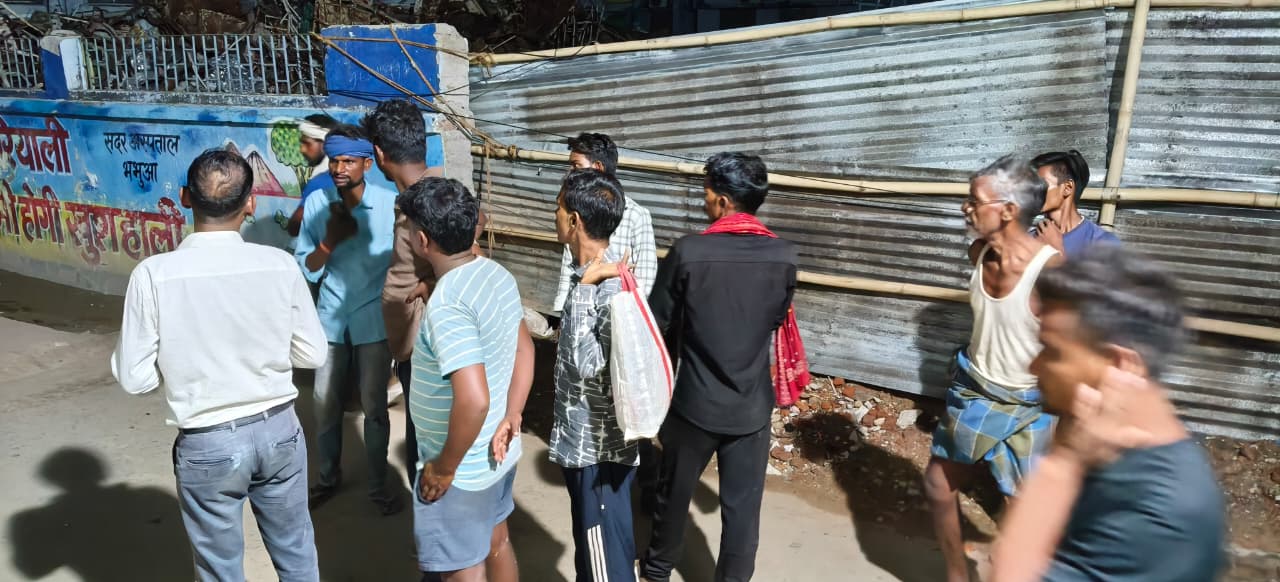 कैमूर: स्कूल से लौट रही हेडमास्टर की कार हुई अनियंत्रित, टक्कर से गिरी लोहे की गुमटी, दबकर महिला की मौत