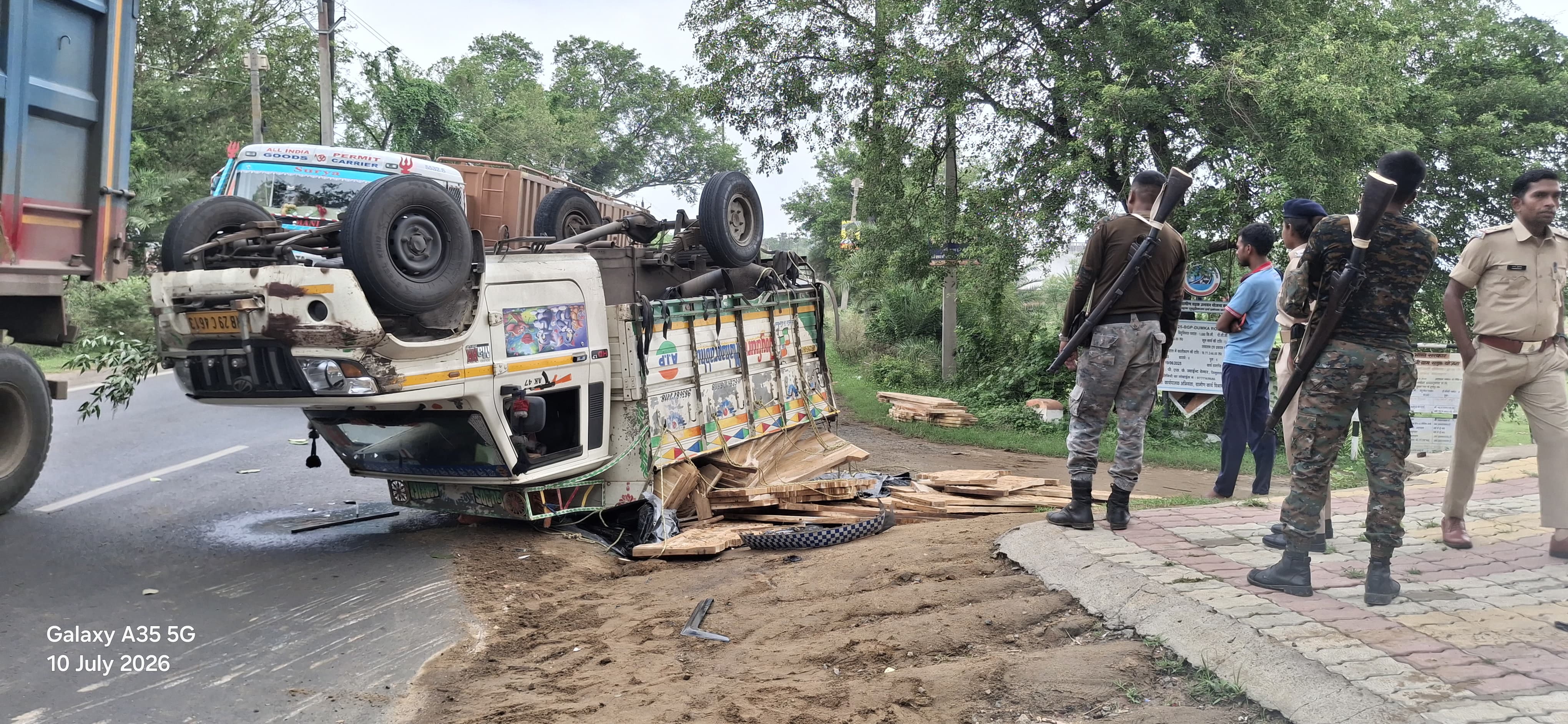 गुड़िया मोड़ पर तेज रफ्तार पिकअप पलटी, चालक-खलासी ने कूदकर बचायी जान
