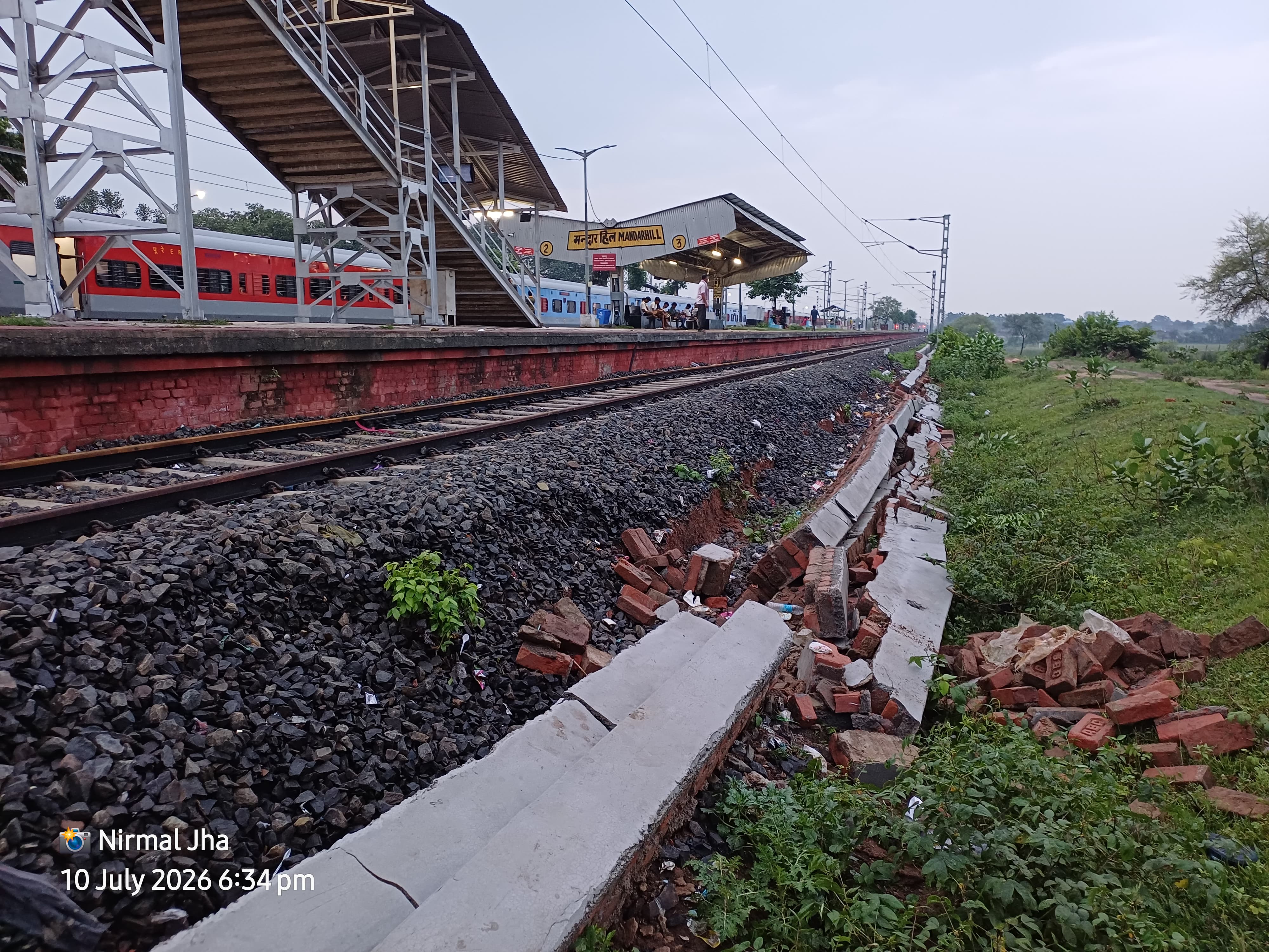 मंदार हिल स्टेशन के प्लेटफॉर्म-3 पर नाले की दीवार 100 मीटर तक ढही