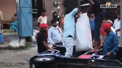 गोपालगंज: जनता बाजार की जर्जर सड़क पर बढ़े हादसे, जलजमाव के कारण दो दिनों में पलटे तीन वाहन