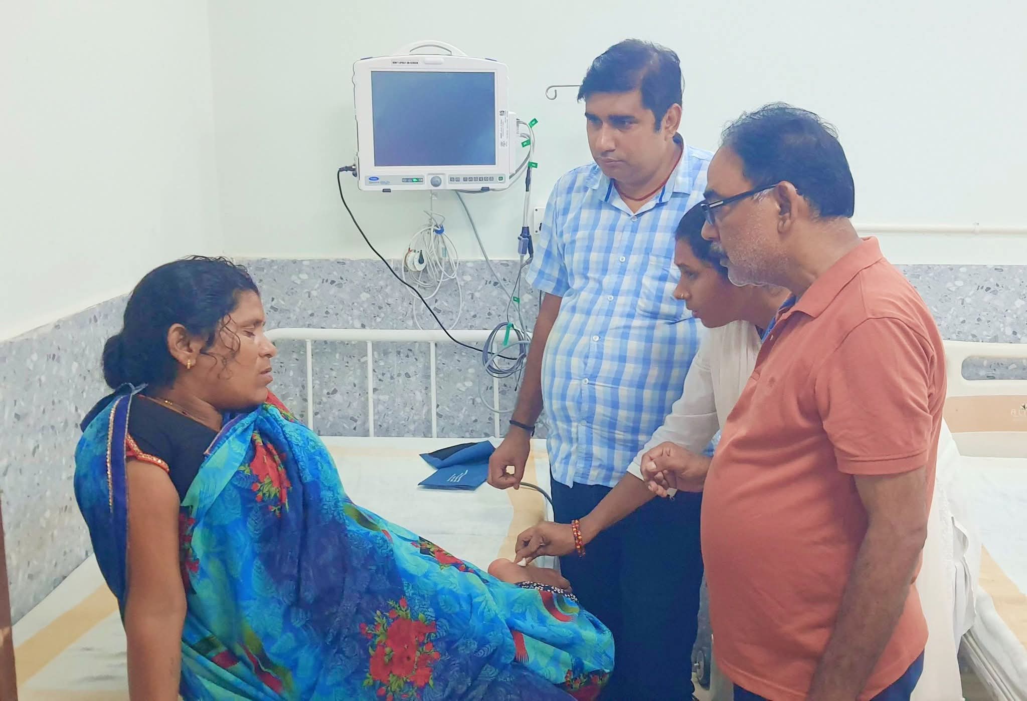 खेत गई महिला सर्पदंश से हुई जख्मी, परिजनों ने अस्पताल में कराया भर्ती