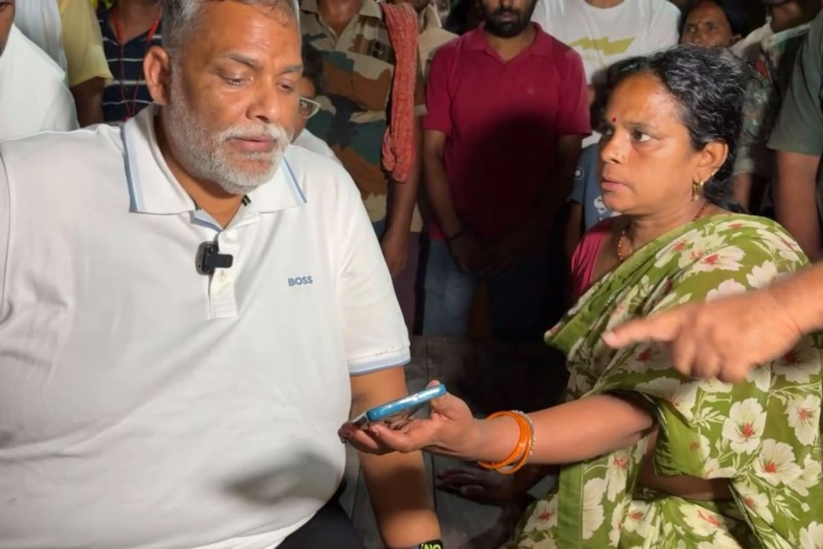 मृतक के परिजनों से मिलते सांसद.