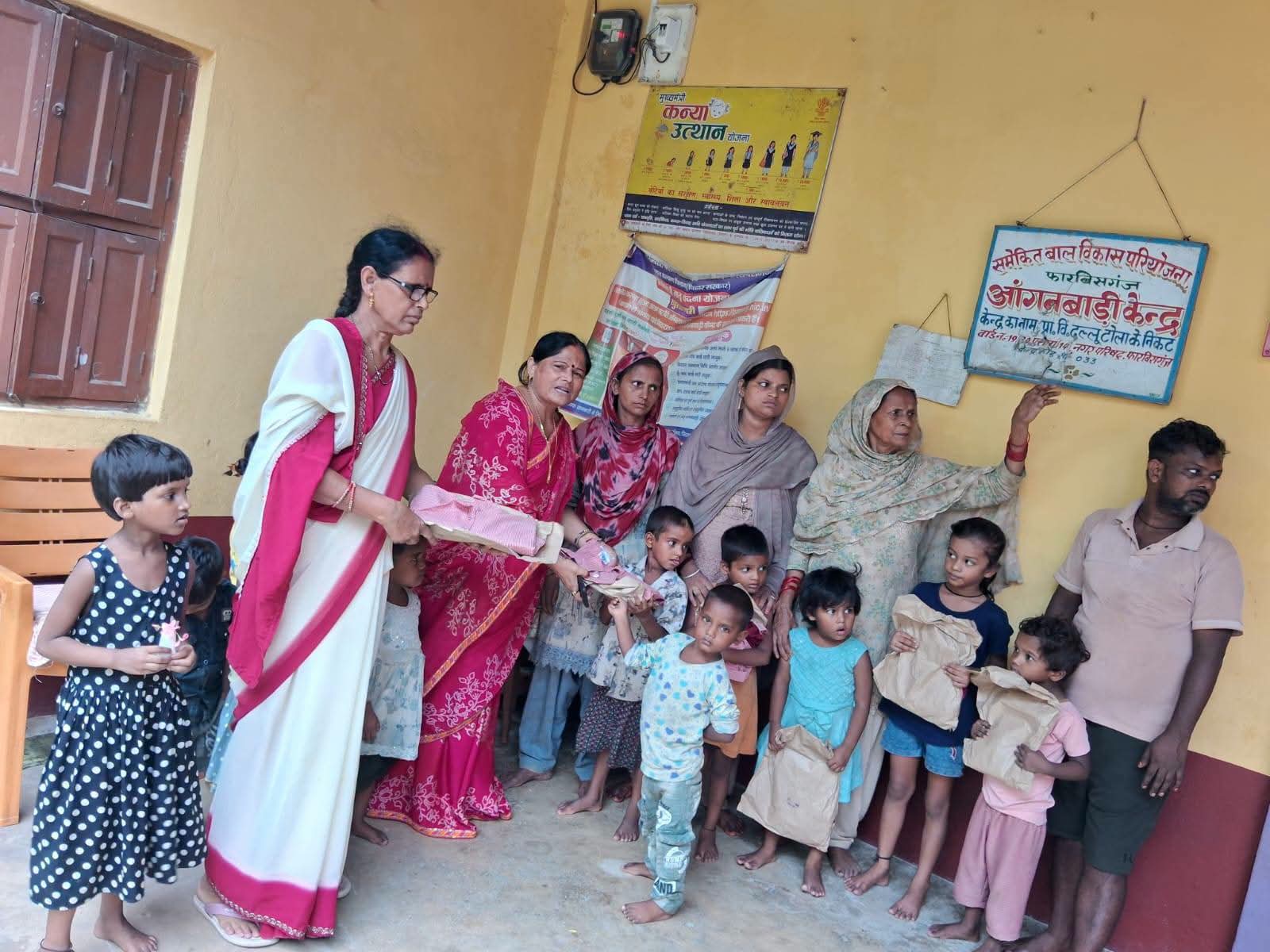 जीविका दीदियों की सिली पोशाक पहन मुस्कुराए नौनिहाल, आंगनबाड़ी केंद्र में हुआ वितरण
