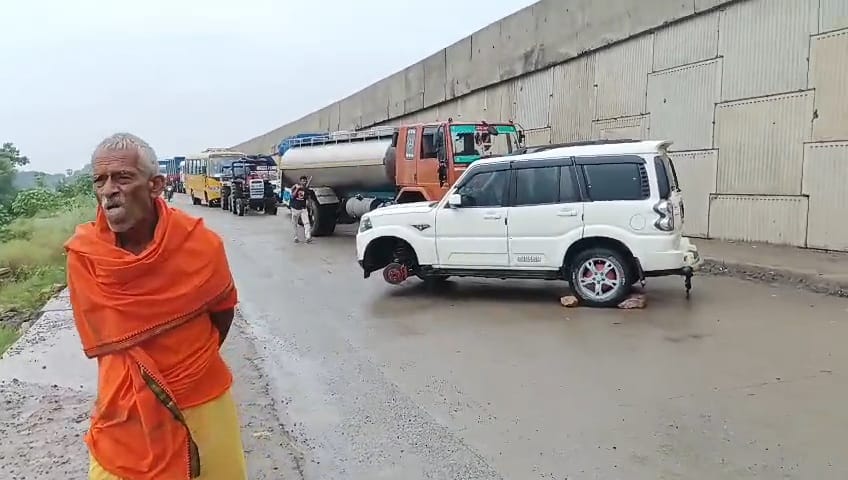 मुंगेर में NH-80 पर भीषण त्रिकोणीय टक्कर: दो ट्रकों और स्कार्पियो के बीच टक्कर से सड़क पर पलटी गाड़ियां